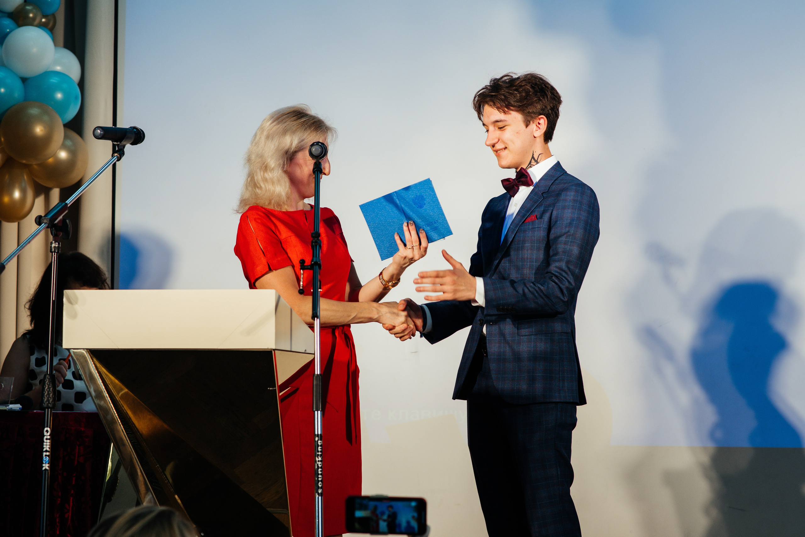 Вручение аттестатов. Выпускные альбомы в Подольске Москве и МО