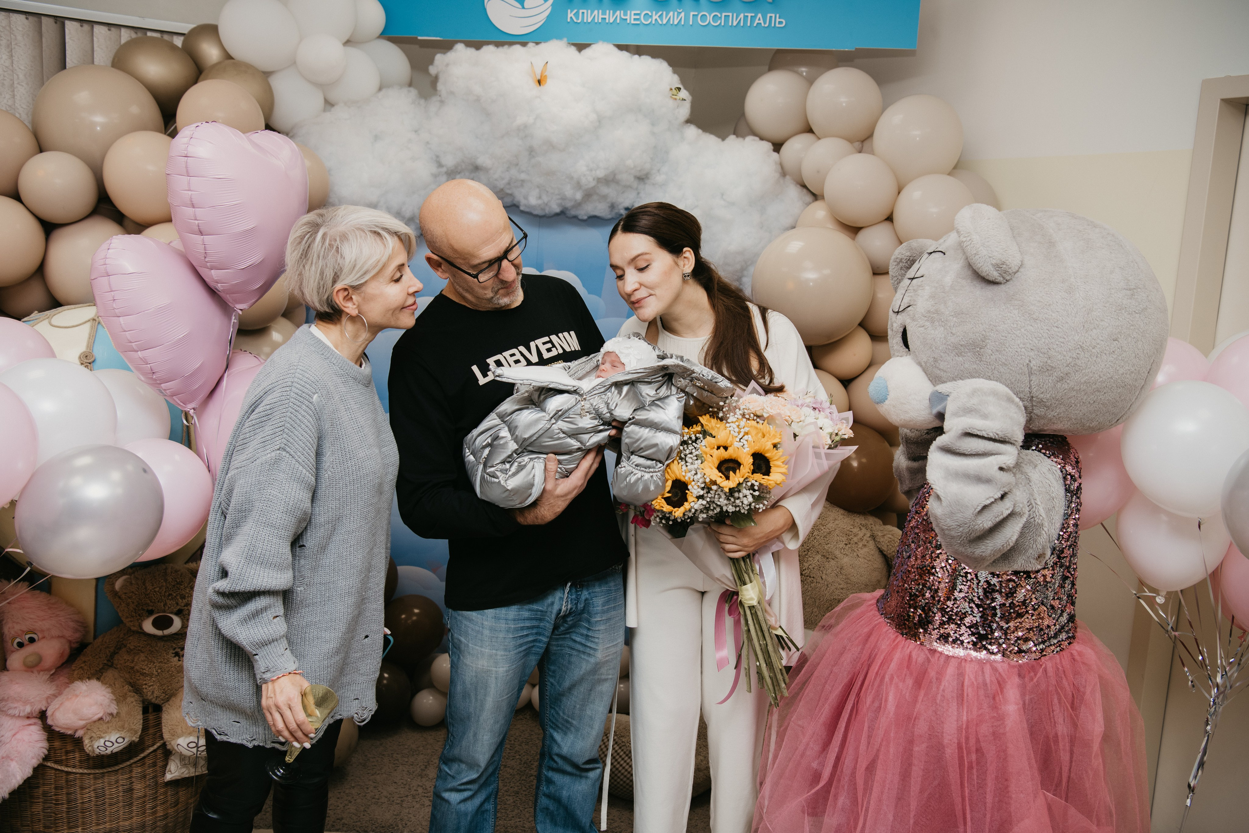 Выписка Сарочки. Мать и дитя на Севастопольском. Фотограф на выписку из роддома в Москве и МО