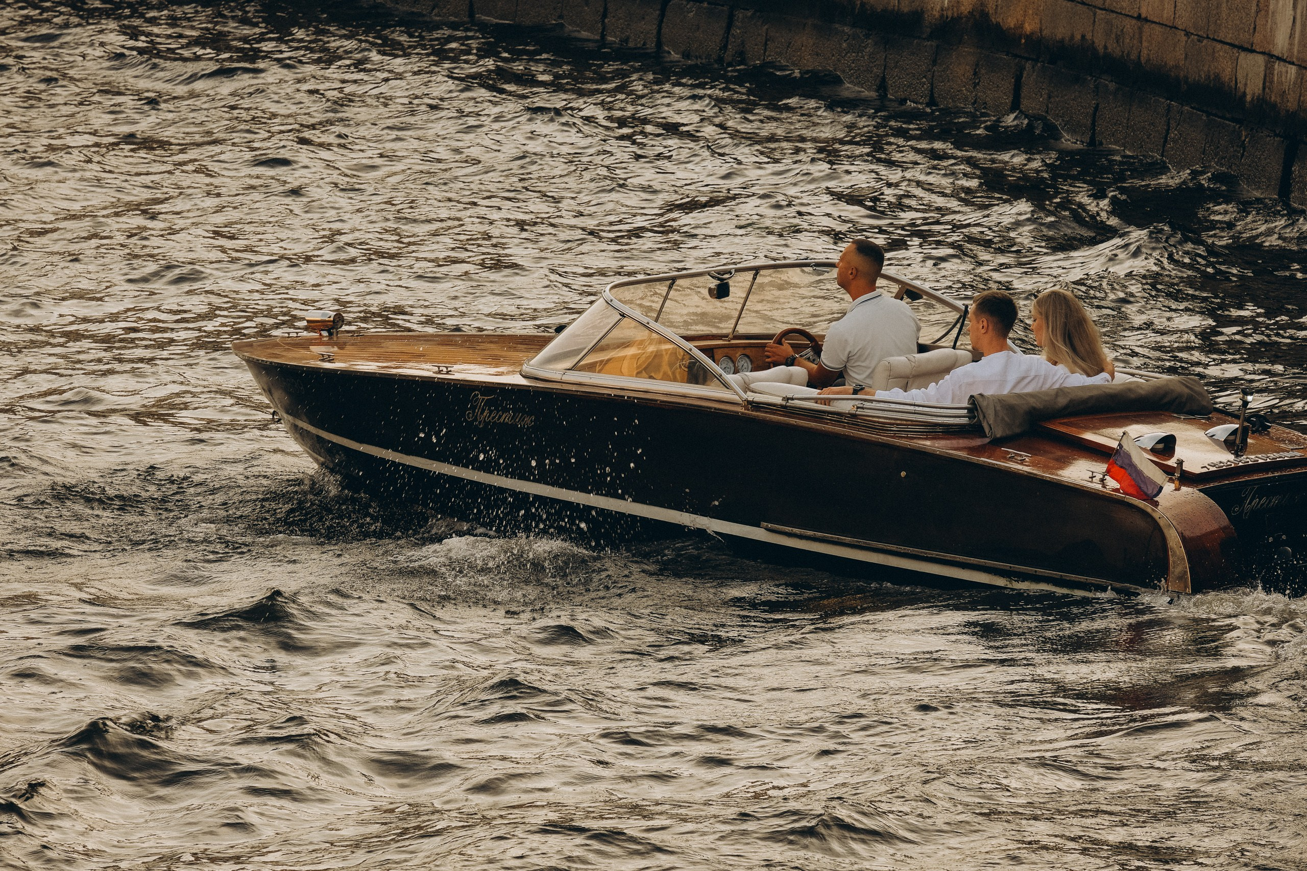 СВАДЕНБНАЯ СЬЕМКА НА КАТЕРЕ ПО КАНАЛАМ САНКТ-ПЕТЕРБУРГА И В АКВАТОРИИ НЕВЫ. Профессиональный фотограф, Санкт-Петербург — Виктория Богомолова
