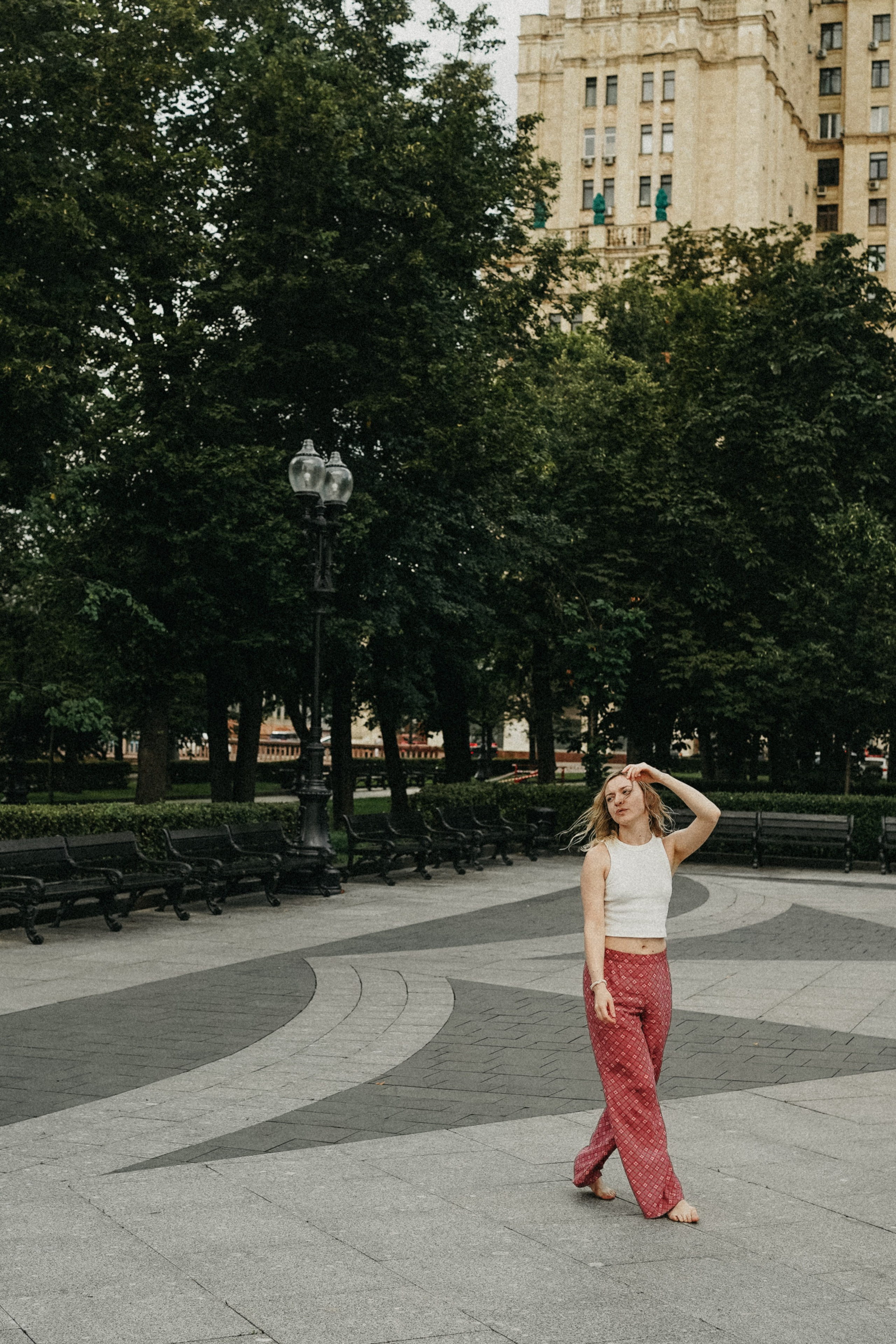 Девушка по городу шагает босиком. Фотограф Наталья Колганова