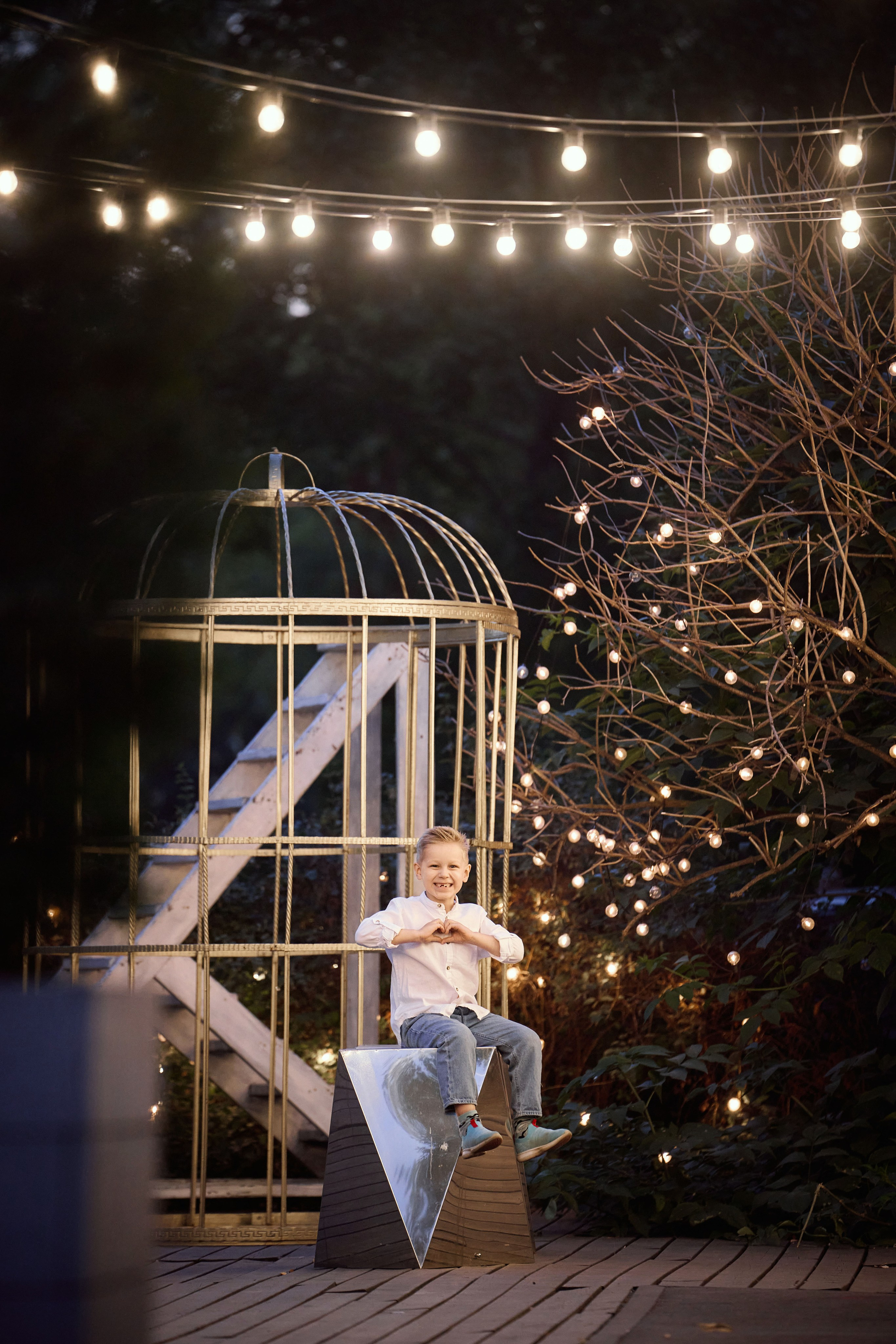 мальчик сидит у красиво украшенного входа в фотостудию на ВДНХ