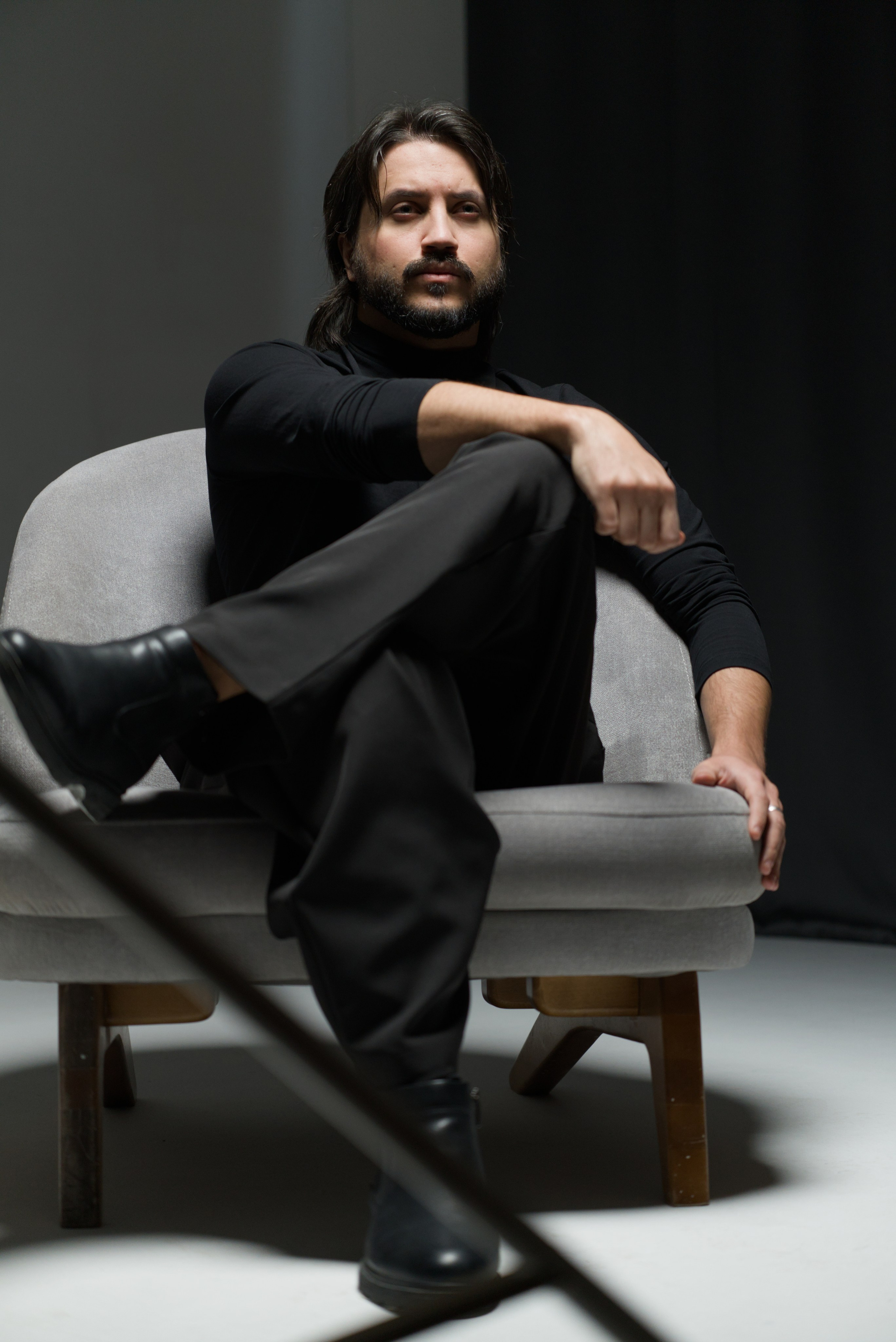 Мужской портрет в кресле. Мир глазами Саши Д