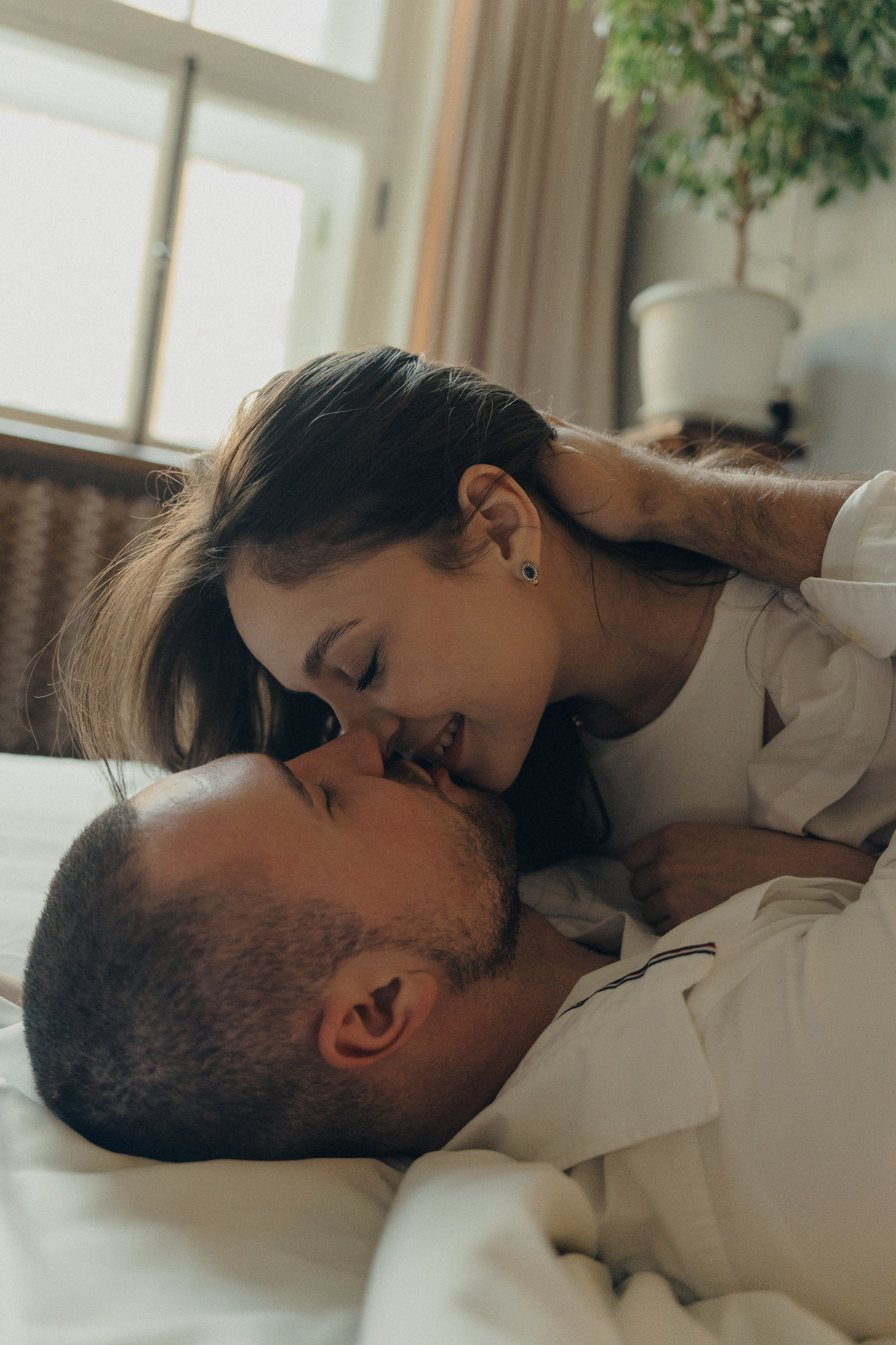 Парная фотосессия в студии. Фотосессия лавстори в Санкт-Петербурге. Живые атмосферный парные фотографии.