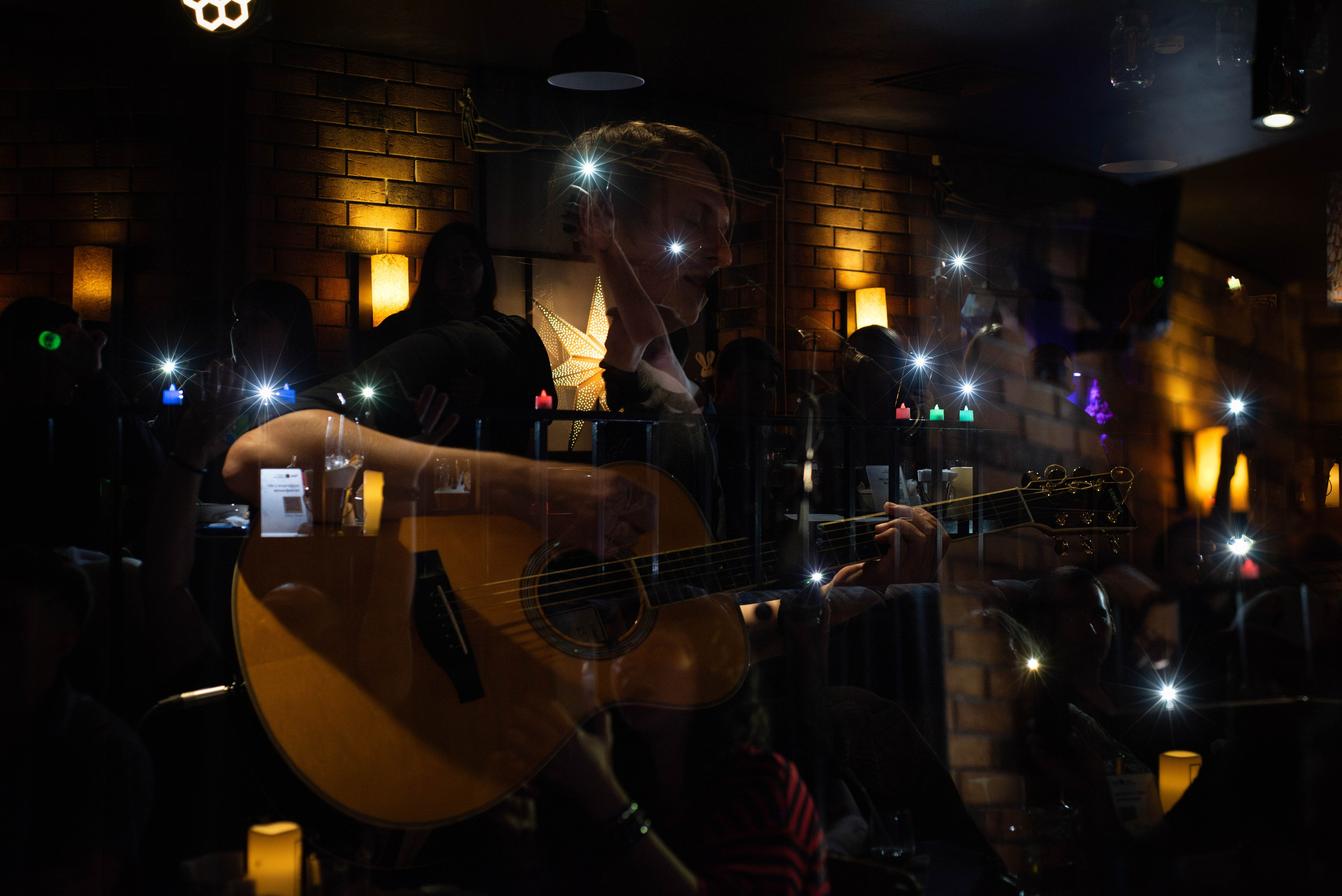 Лёва Сазонов (1 августа 2024 года, Москва, арт-кафе Пушкарёв). Фотограф Светлана Блинова, Москва и Московская область