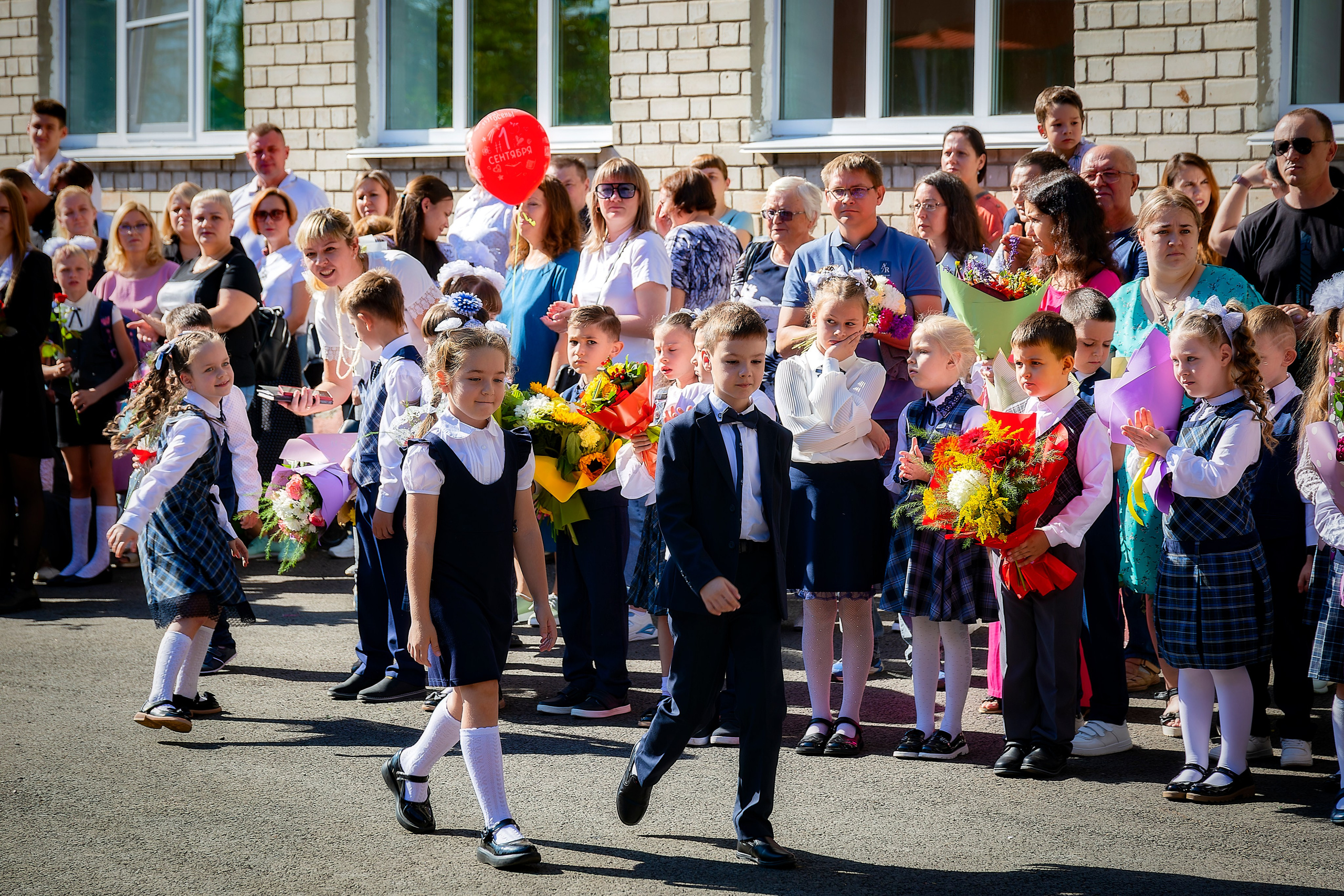 1 Сентября. Школа № 135. Лев Постнов.Фотограф. Нижний Новгород