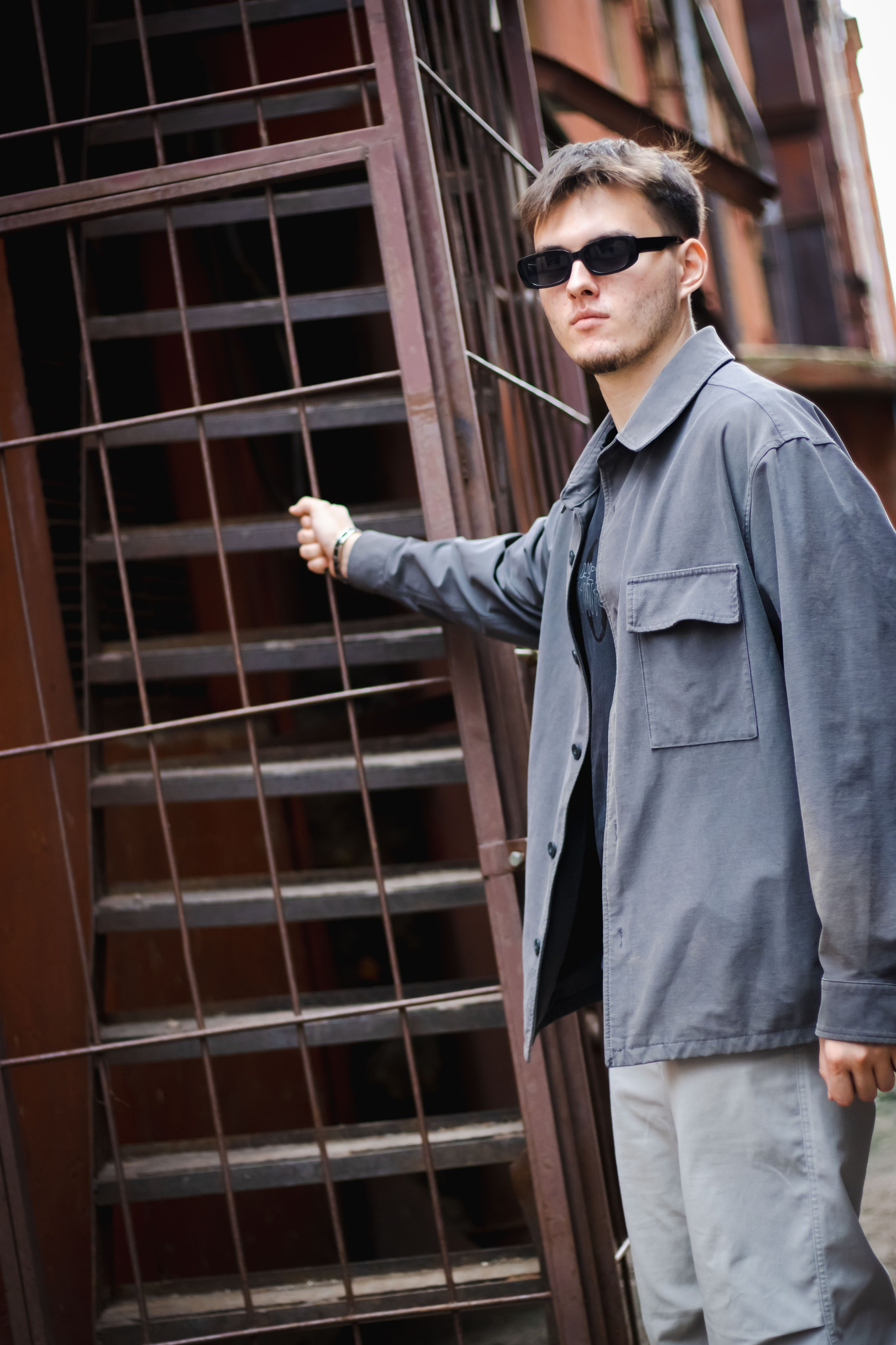 мальчик в черных очках