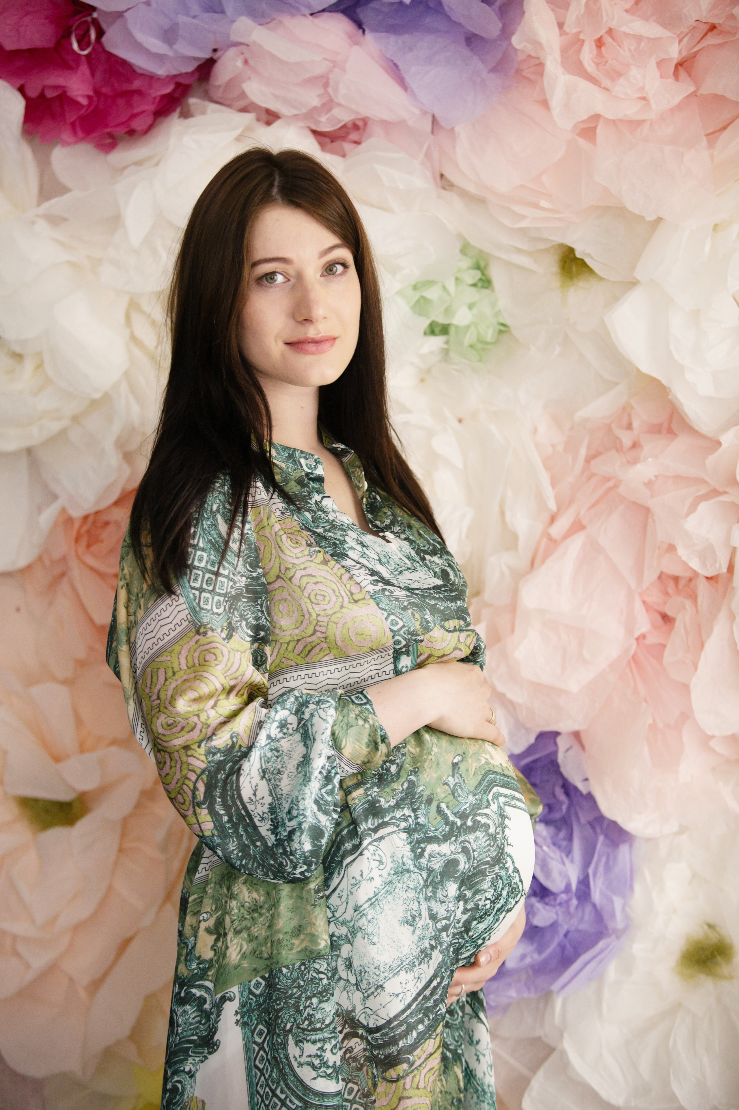 Съемка для двух беременных подруг в светлой студии. Фотографы в Москве Светлана Устинова и Сергей Грачев