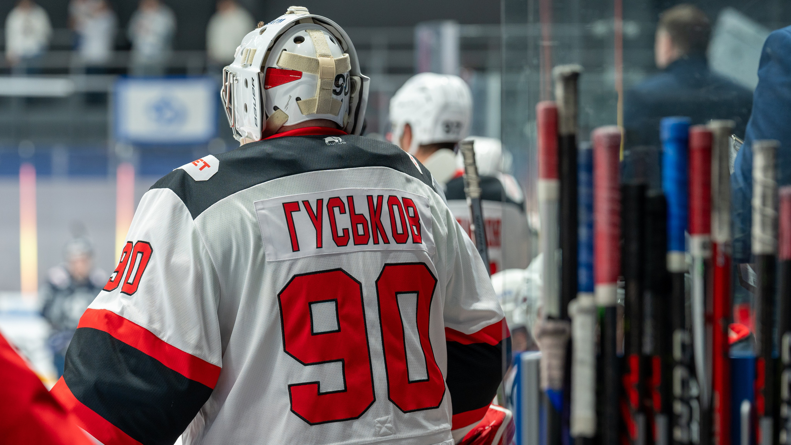 Вратарь команды «Молот» на скамейке в ожидании выхода на лёд. Спортивная фотосъёмка, репортажный стиль, Санкт-Петербург.