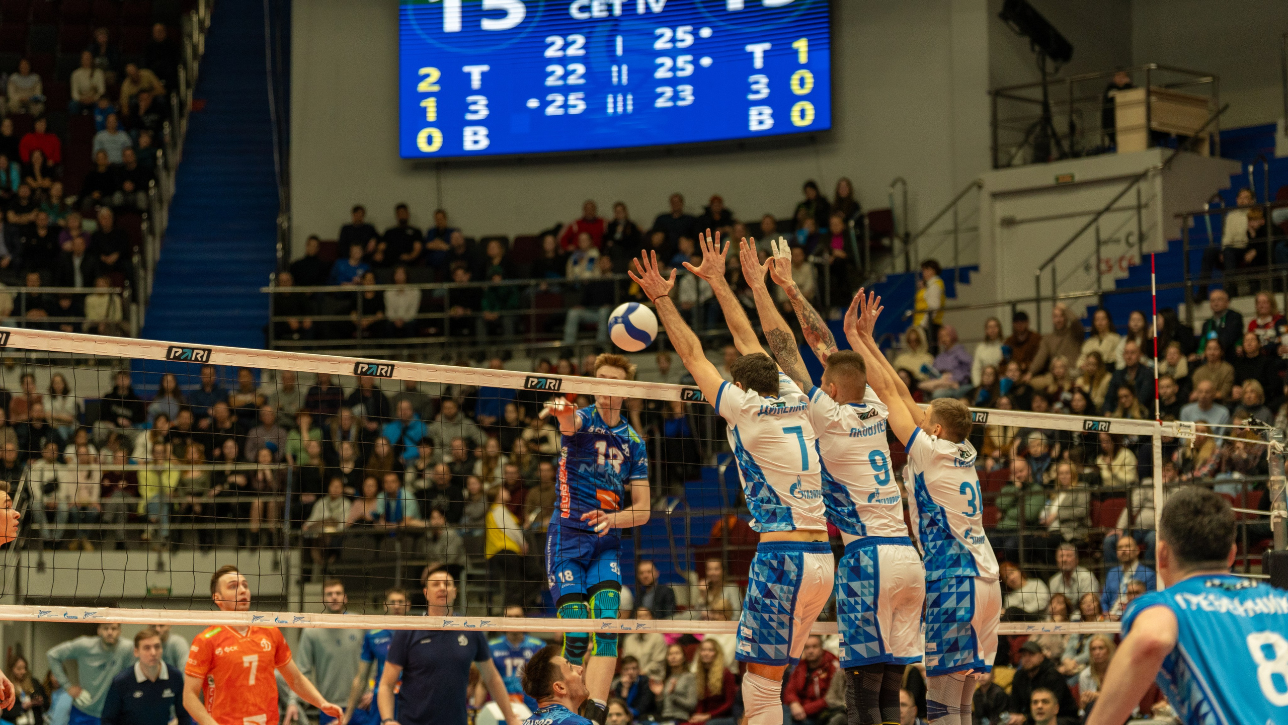 Захватывающий момент атаки «Динамо» через блок «Зенита» — динамичная спортивная фотосъёмка волейбола в Санкт-Петербурге.