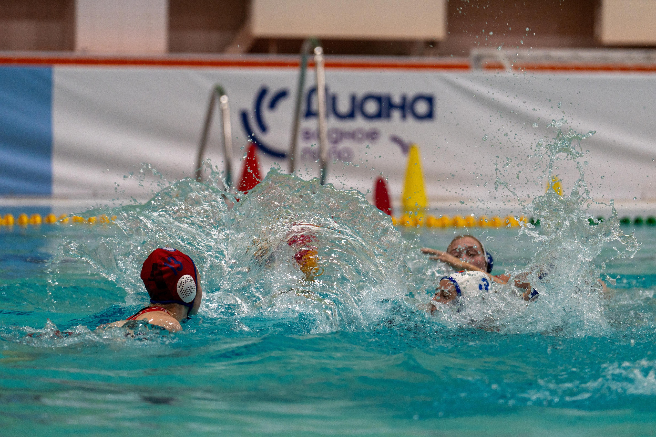 Момент женского матча ватерполо Диана — Спартак-Волгоград в Санкт-Петербурге