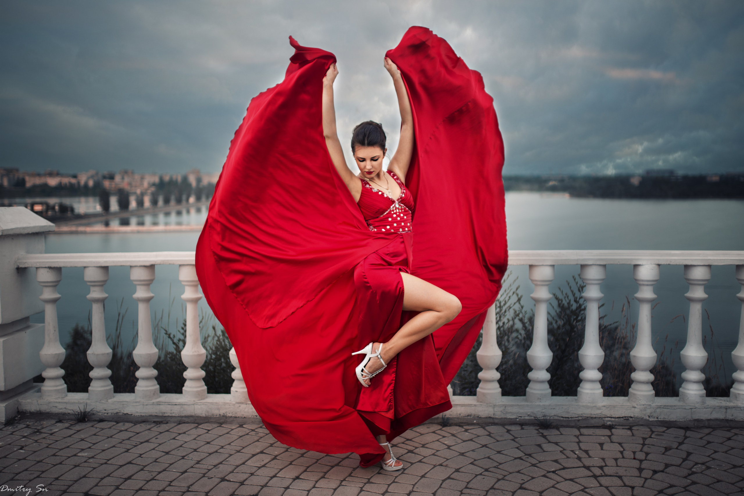 Фотосет на набережной Воронежа с Кристиной в красном платье в формате для «себя»