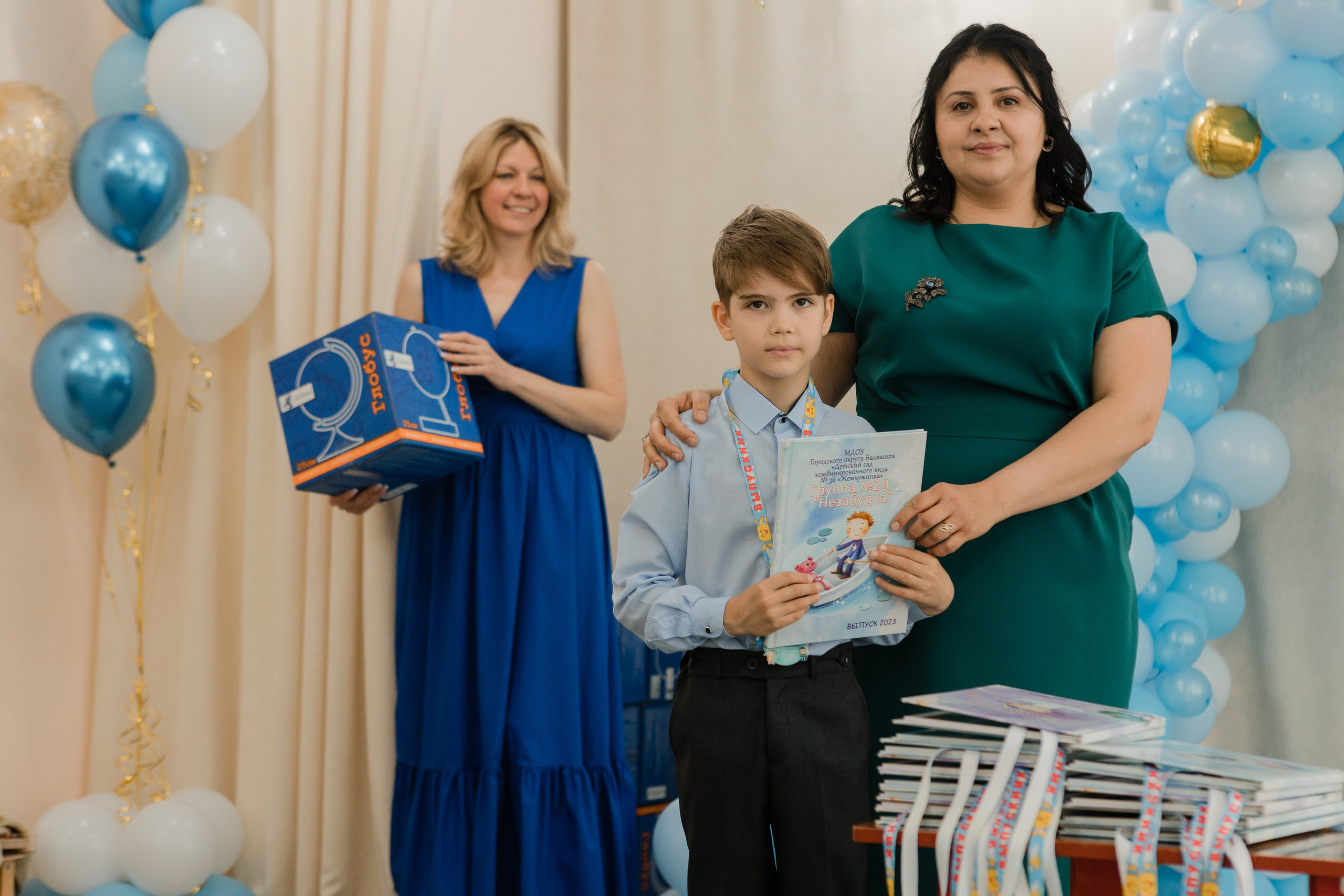 Фотосъемка выпускного в детском саду. Видеосъемка и фотосъемка свадеб. Фотограф и оператор на свадьбу. Видеосъемка подкастов, собственная видео-фотостудии. Предметная фотосъемка