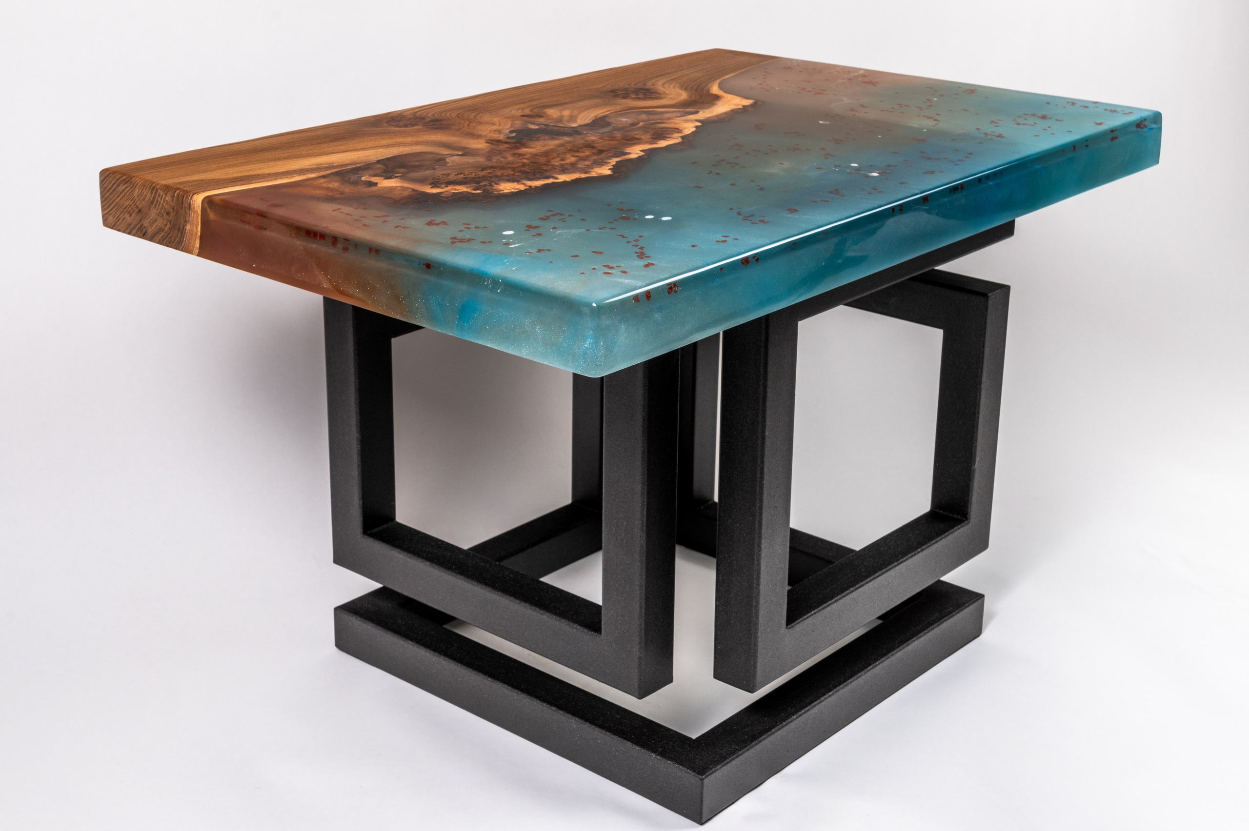 Стол с деревянной столешницей с сине-зелёной эпоксидной вставкой и черными металлическими ножками на белом фоне