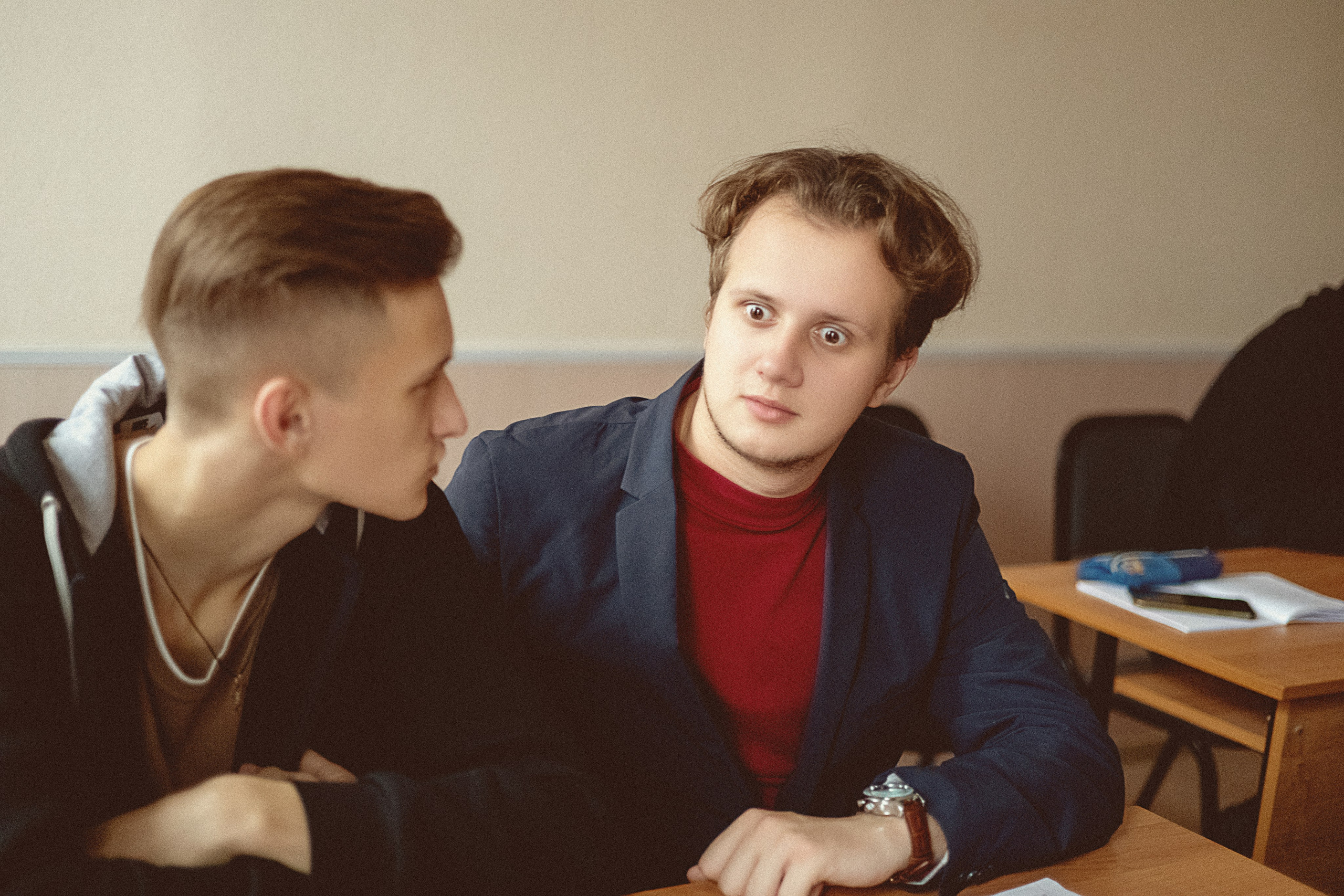 репортаж из  школы в стиле Классбук, 2 парня о чем-то активно рассуждают