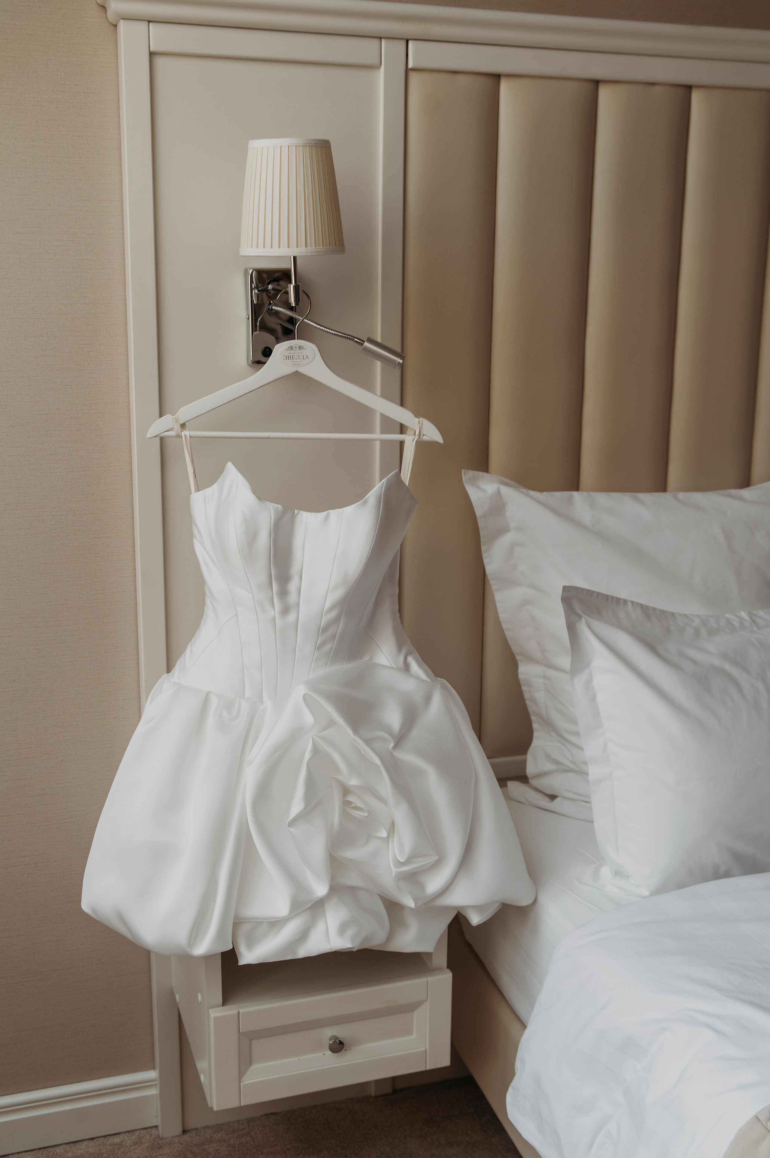 Свадебная фотосессия в Завидово гольф поле с утром невесты и красивым свадебным банкетом. Свадебный фотограф в Твери, Москве и Санкт-Петербурге Денисова Екатерина