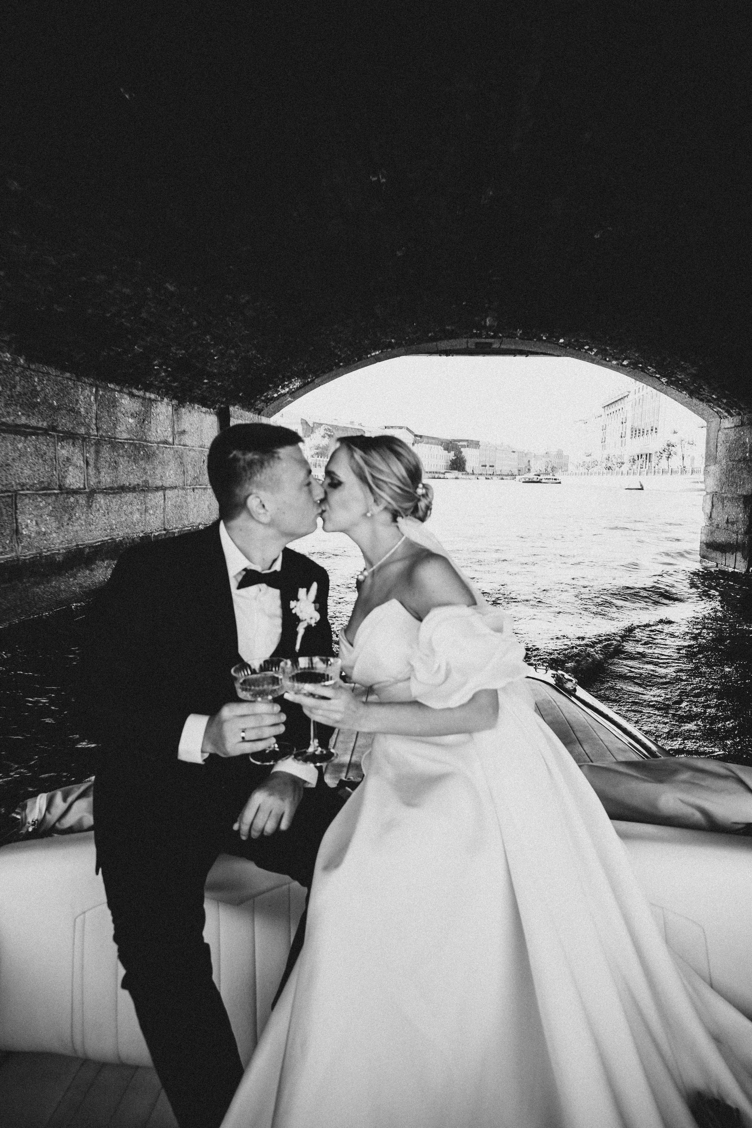 СВАДЕНБНАЯ СЬЕМКА НА КАТЕРЕ ПО КАНАЛАМ САНКТ-ПЕТЕРБУРГА И В АКВАТОРИИ НЕВЫ. Профессиональный фотограф, Санкт-Петербург — Виктория Богомолова