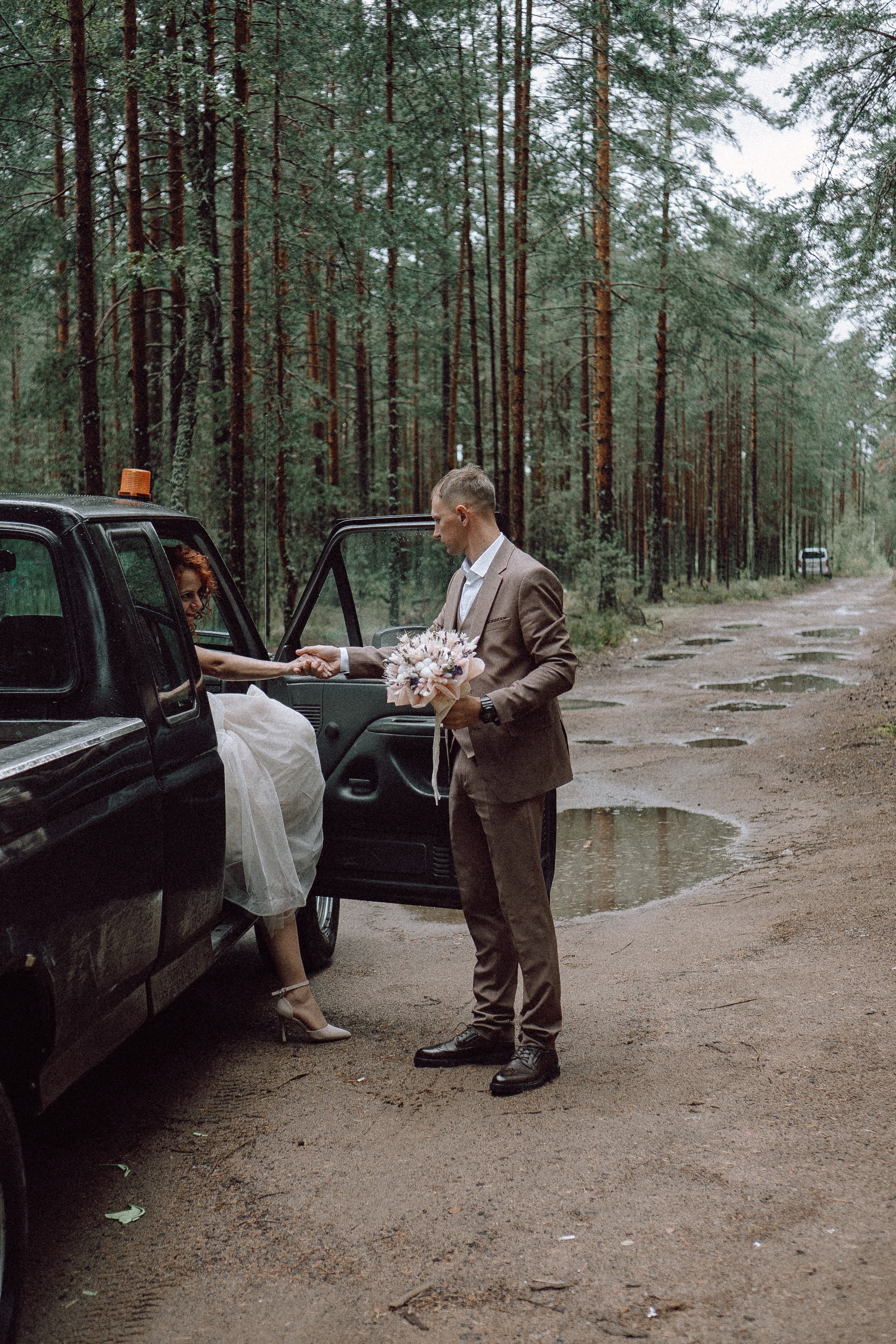 СВАДЕБНАЯ ФОТОСЕССИИЯ ПАРЫ В ГОРОДЕ ПРИОЗЕРСК В СОСНОВОМ ЛЕСУ И С ПИКАПОМ. Профессиональный фотограф, Санкт-Петербург — Виктория Богомолова