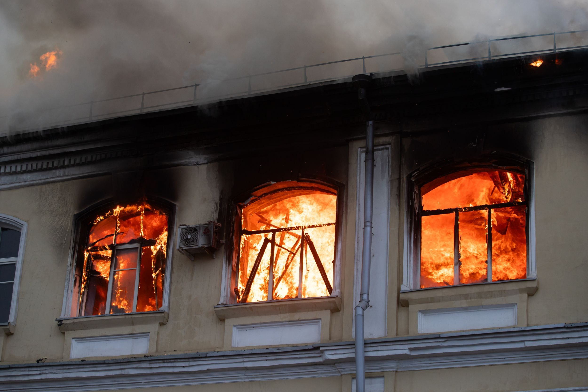 Пожар на ул. Советская 15 (13 января 2025). Репортажный фотограф Алексей Пирязев