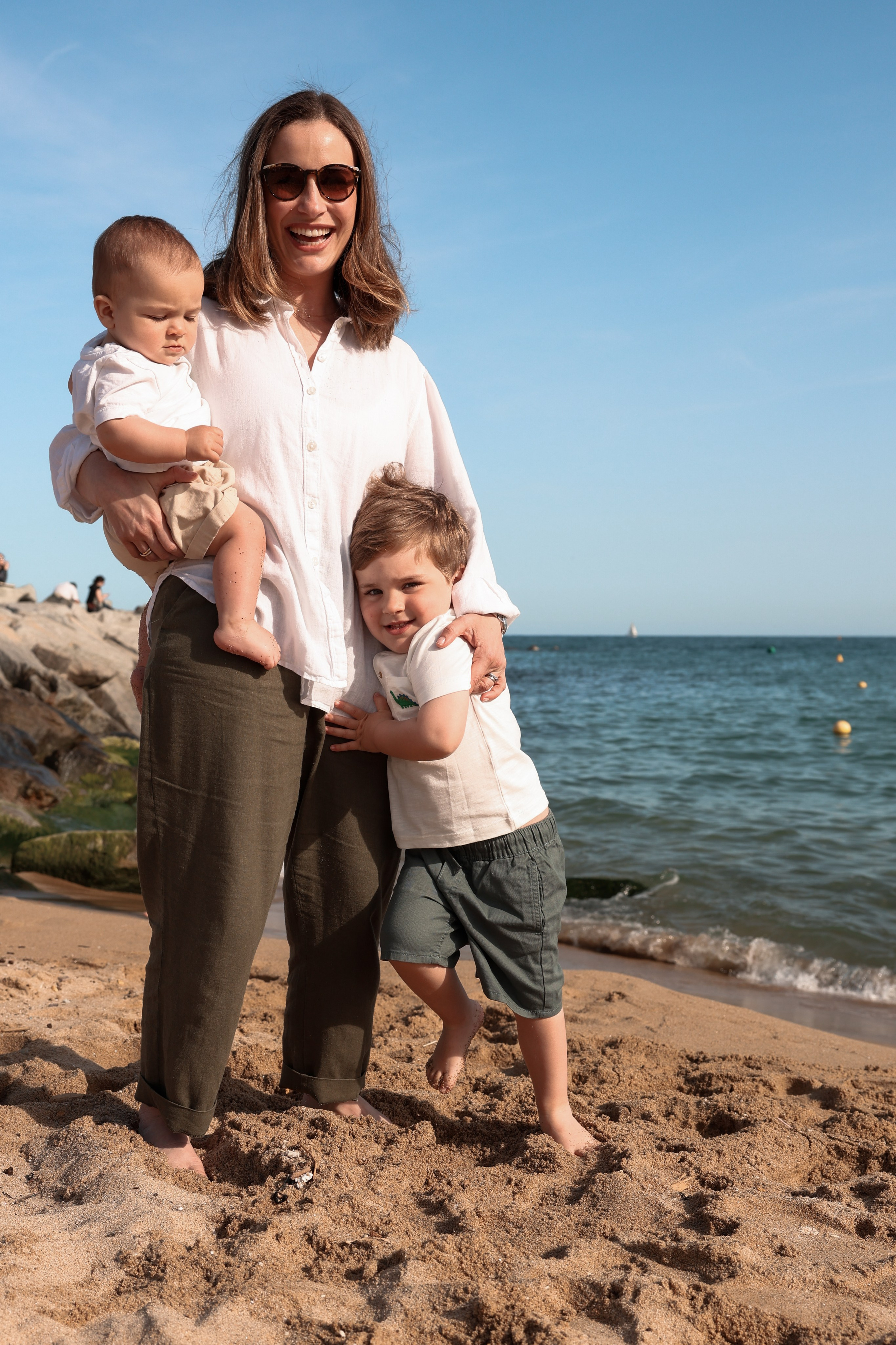 Family pizza at the sea. Natalia Zhuravleva|family, newborn, maternity photographer in Barcelona