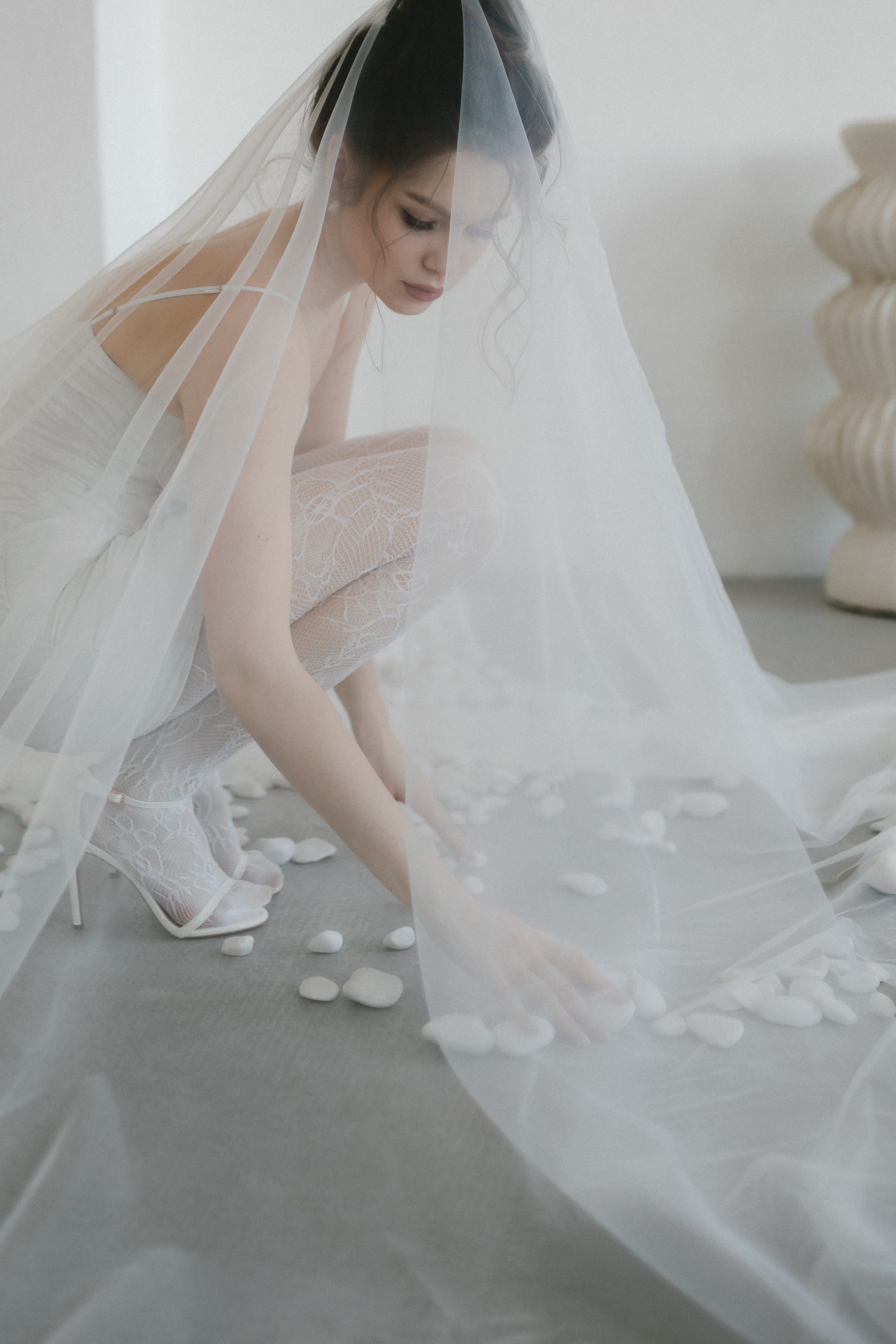 Фата мягко ложится на плечи, готовая украсить счастливицу
