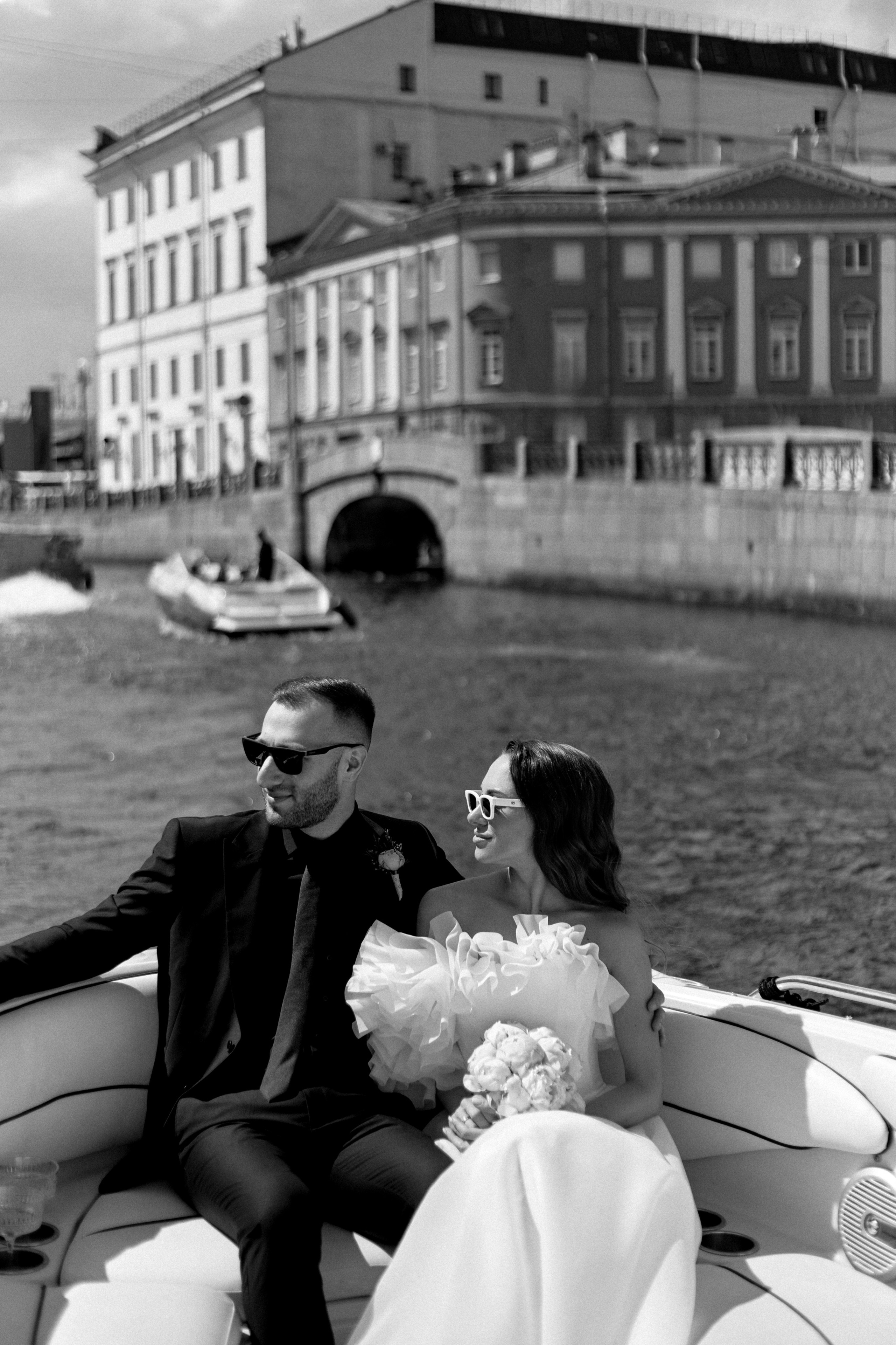 Свадебная фотосессия на катере в Санкт-Петербурге. Сестры Карабаза. Фотографы и ретушеры в Москве и Санкт-Петербурге
