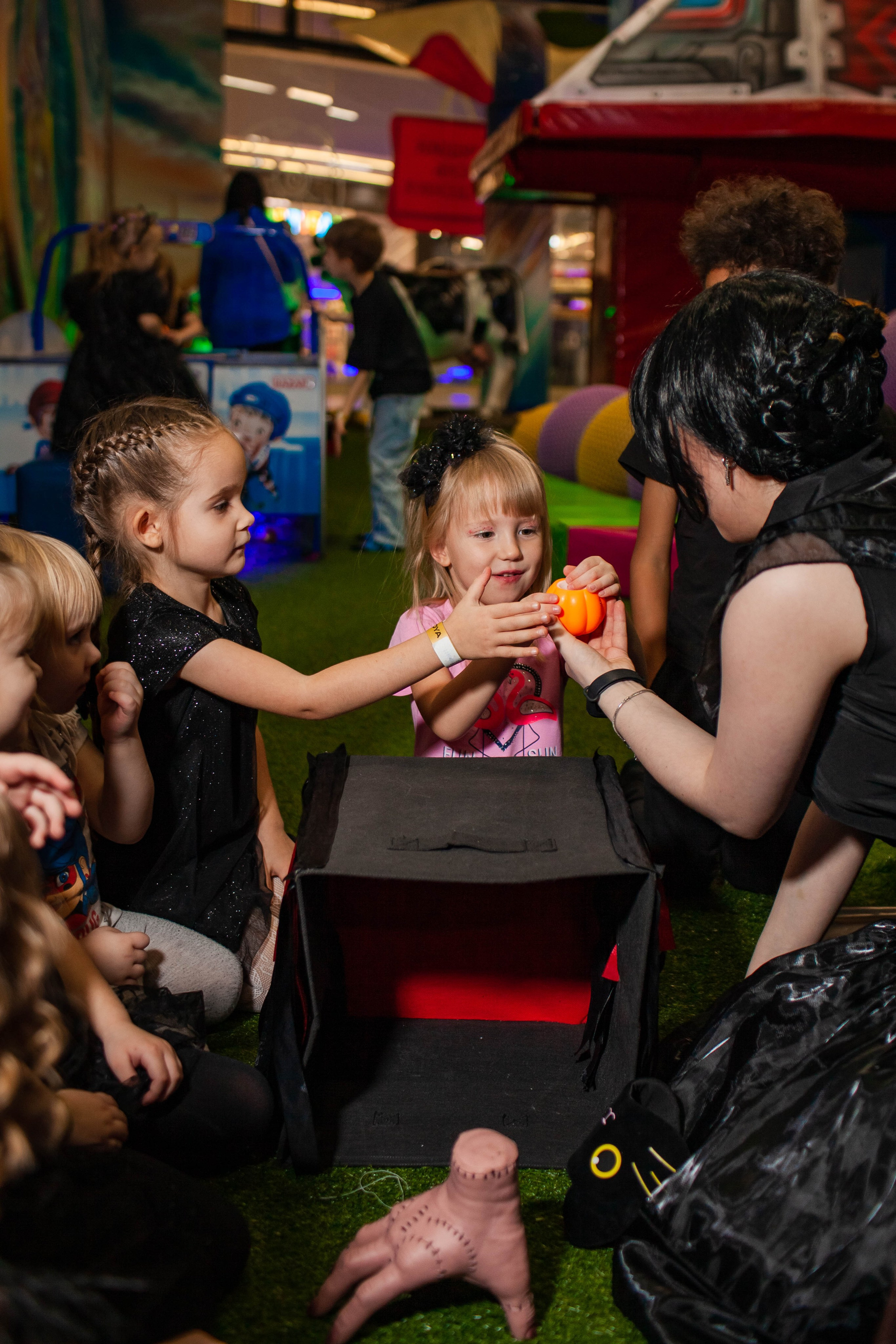 День Рождения Анечки в стиле Уэнсдей. Детский и семейный фотограф в Санкт-Петербурге Елизавета Сорокина