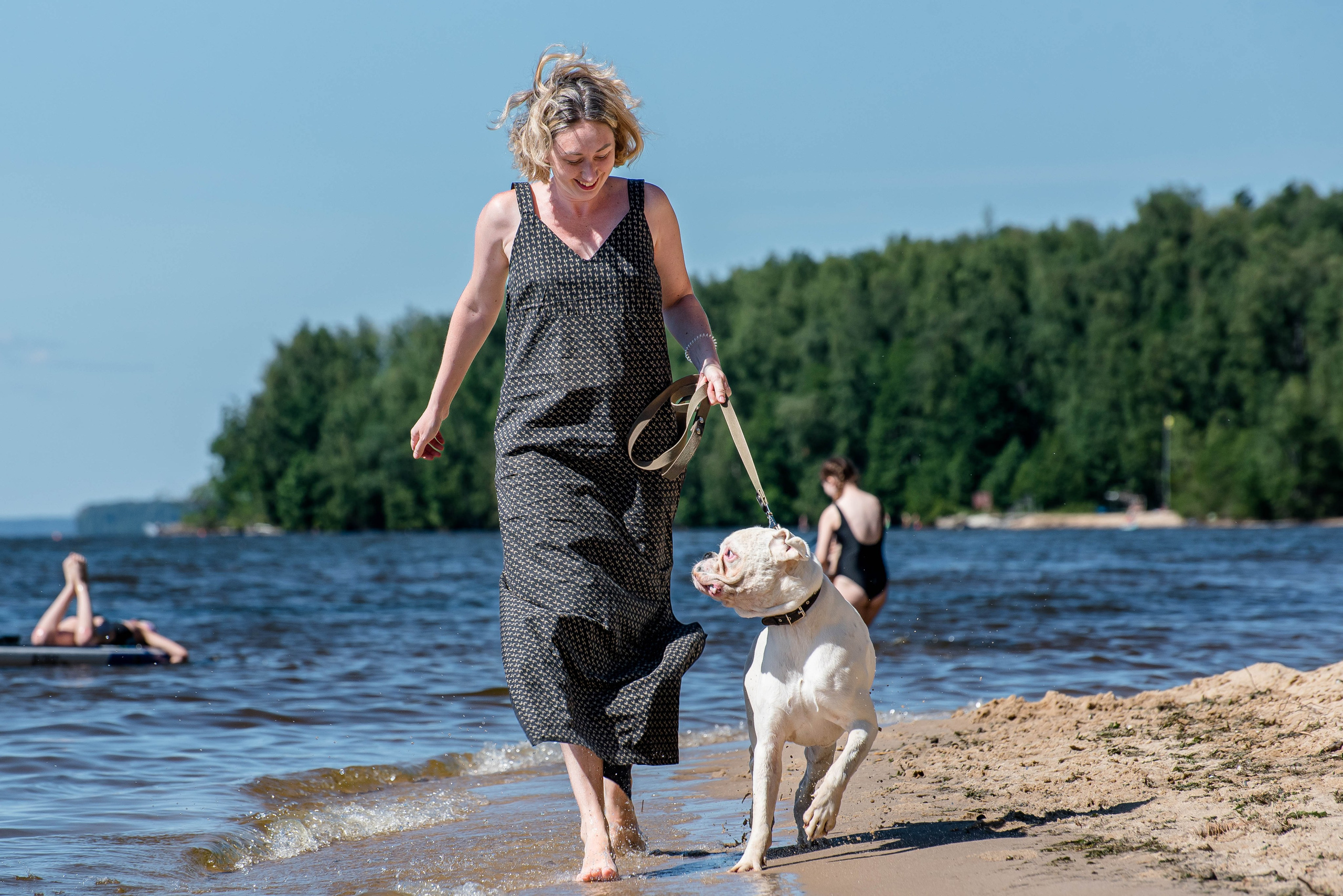 Фотосессия с собакой на берегу. Фотограф Макс Огурцов в Нижнем Новгороде