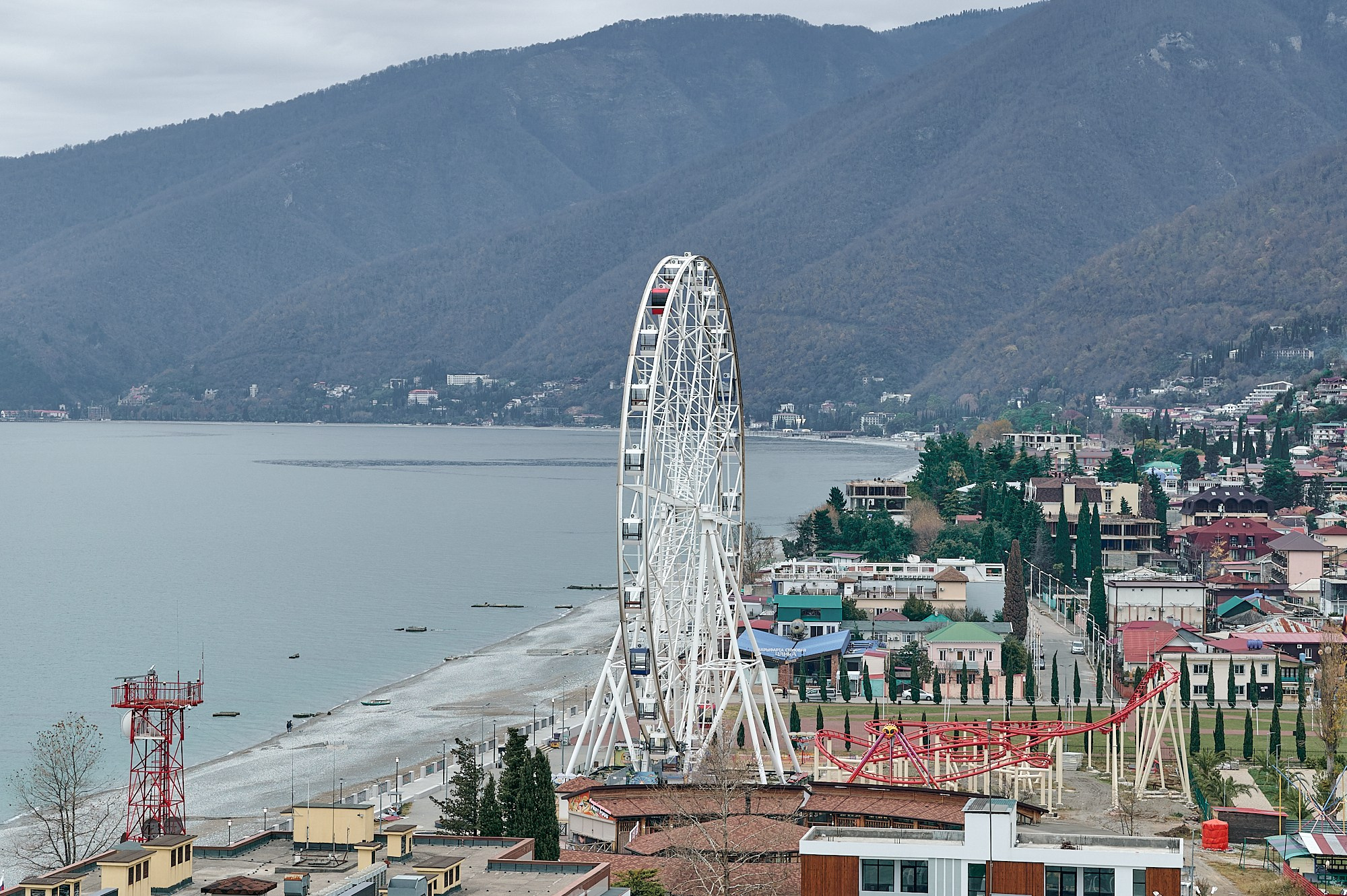 Гагра, Абхазия. Декабрь 2024. Фотографии отовсюду и обо всем