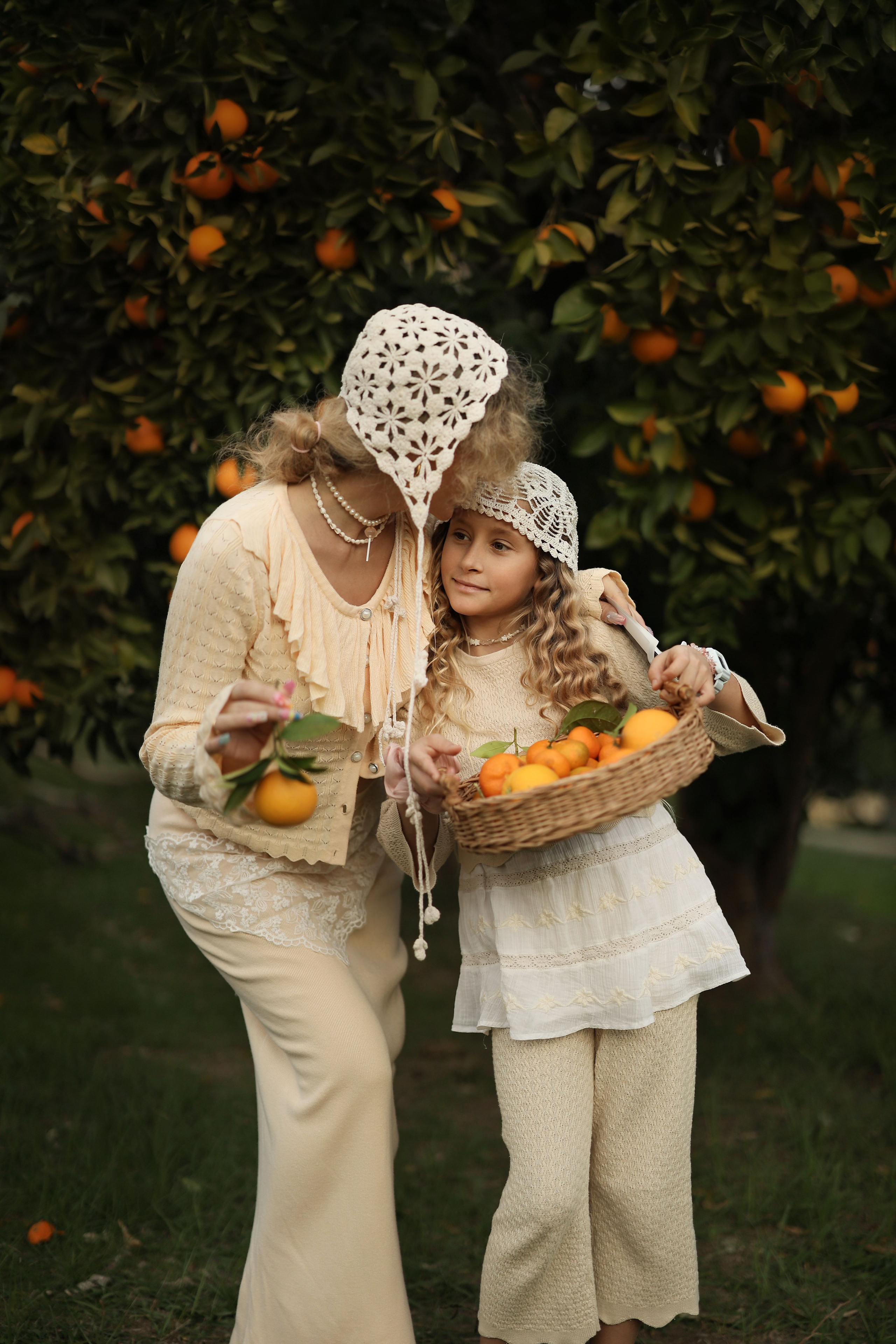 Семейная фотосессия в мандариновом саду Абхазии. Свадебный и семейный фотограф в Абхазии Жанна Соснина