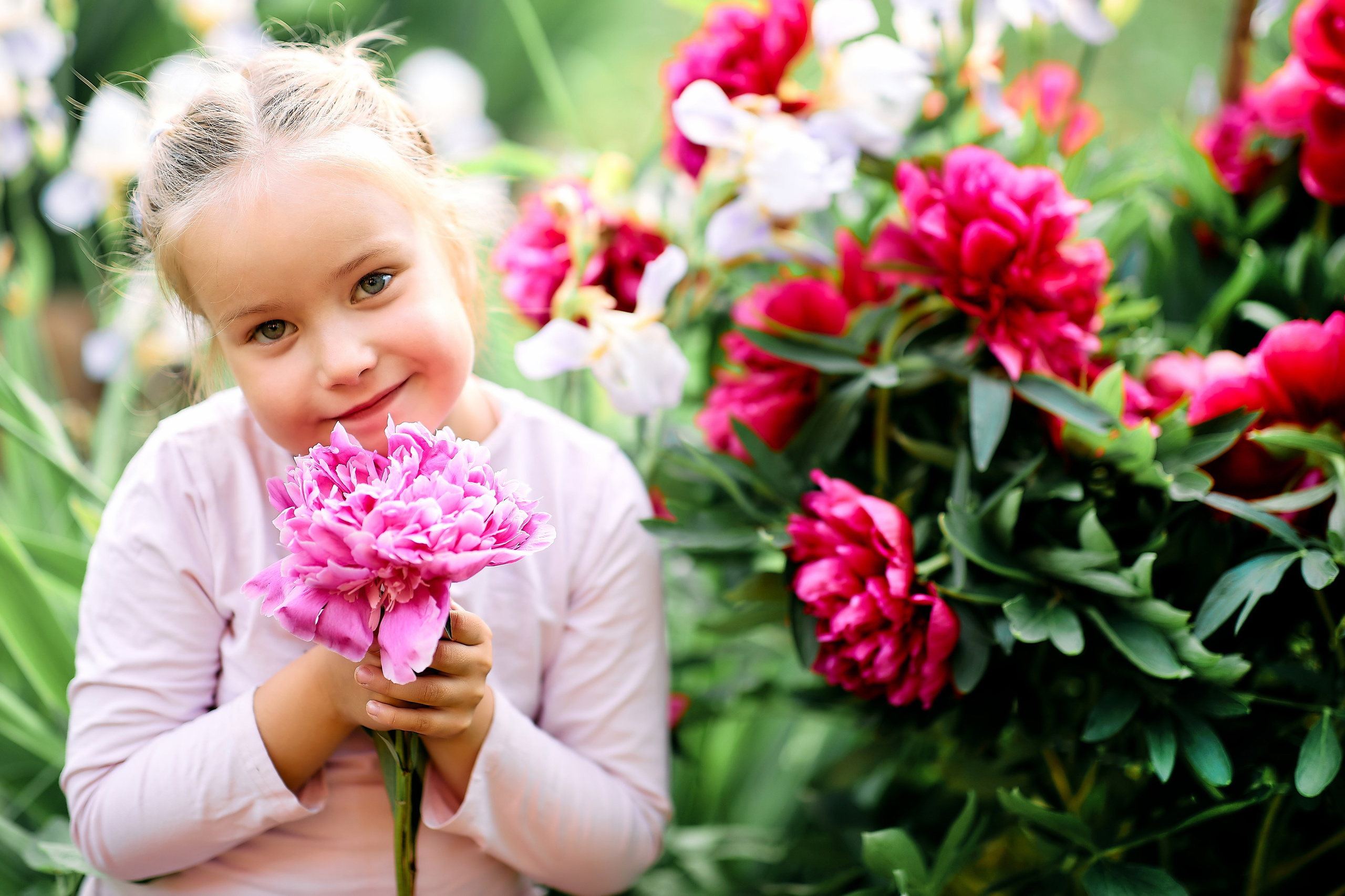 Машуля в пионах. Семейный и детский фотограф в Ярославле Юлия Галашина