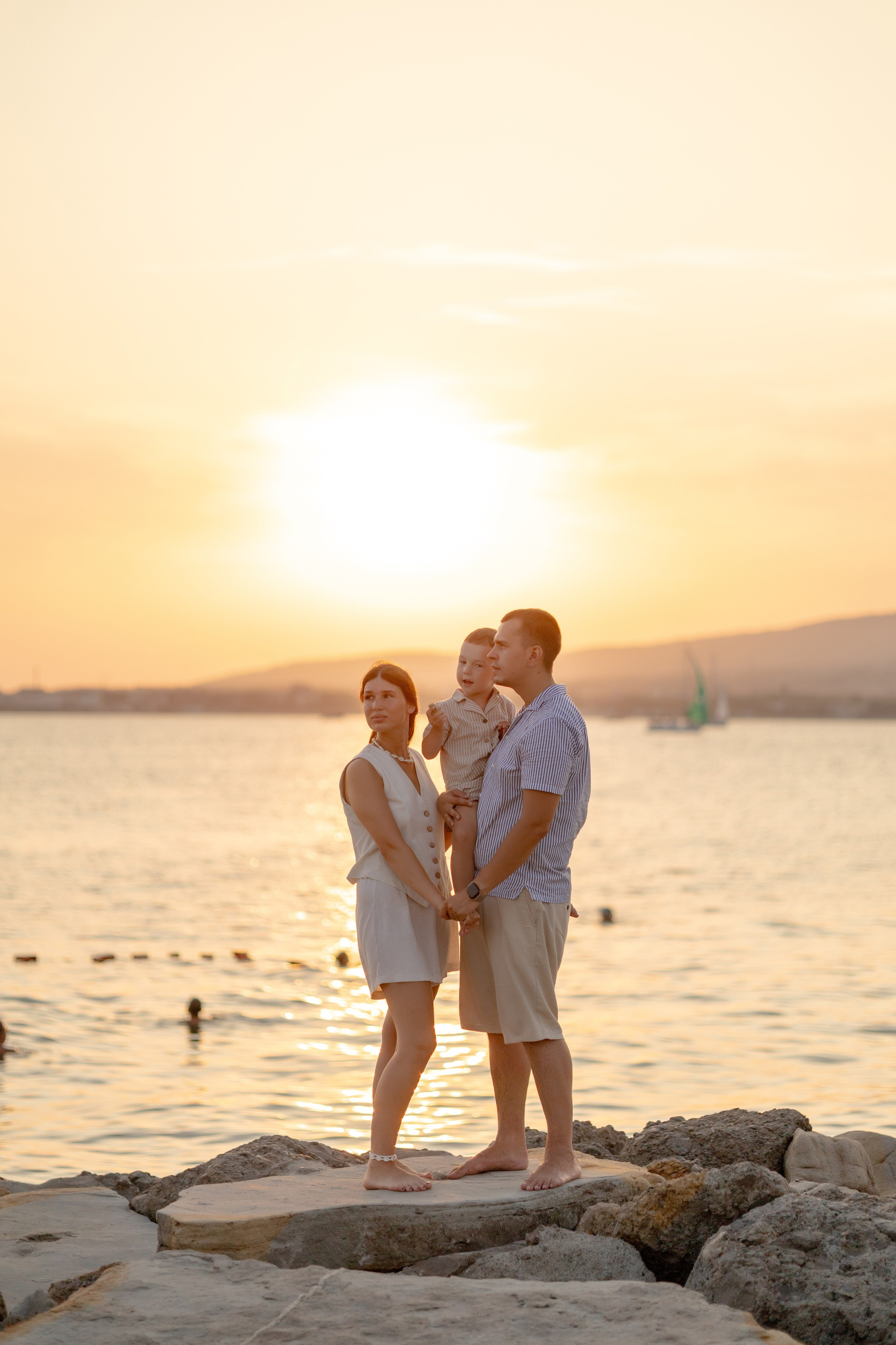 Закат на пляже Метрополь. Семейный и портретный фотограф в Геленджике Любовь Бодрова