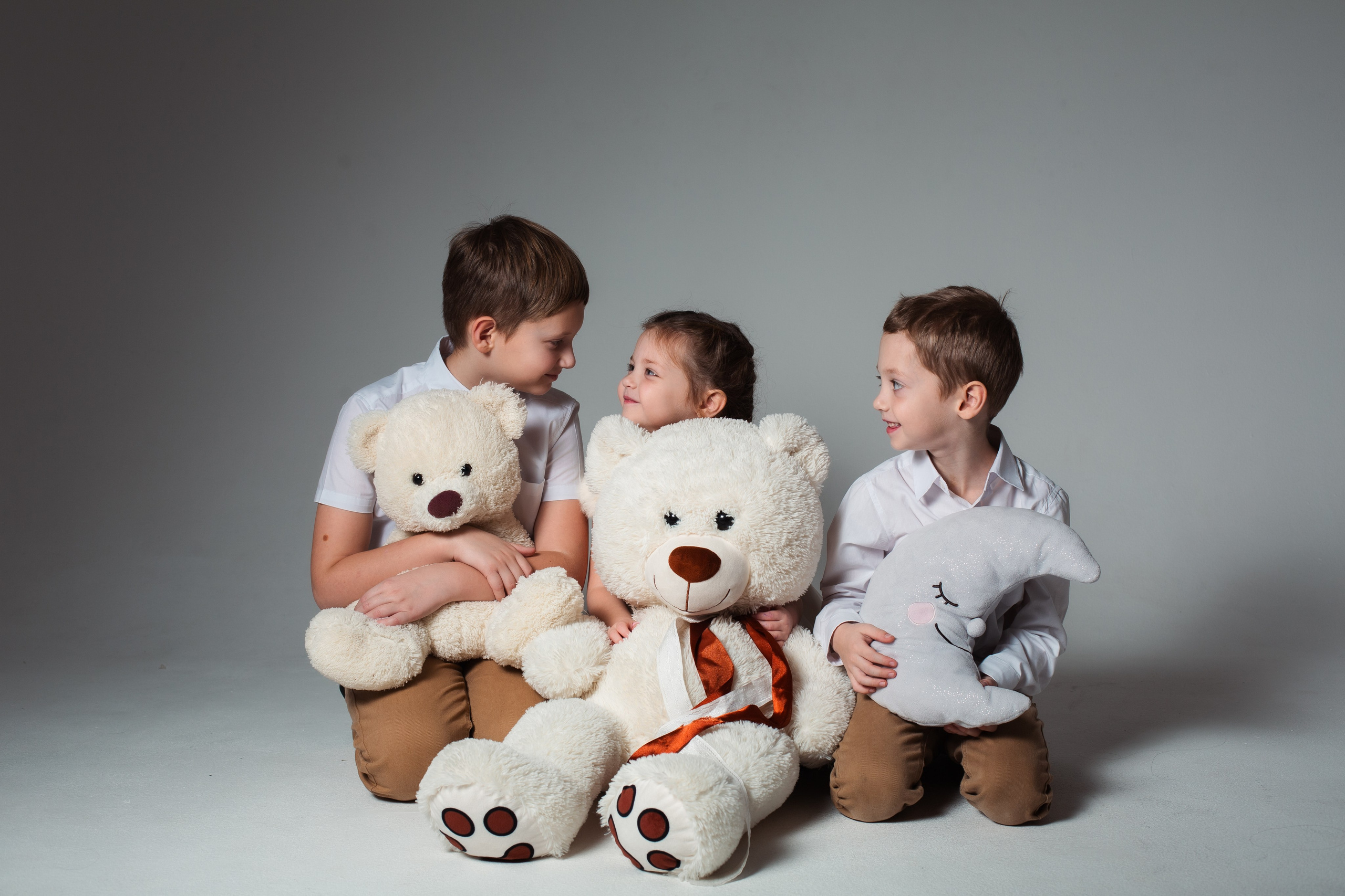 Евгений и Ольга с детьми. Фотограф Julia Milton | Портреты, съемки для маркетплейсов, лавстори, съёмка беременности в Санкт-Петербурге. Обучение фотографии в Спб очно