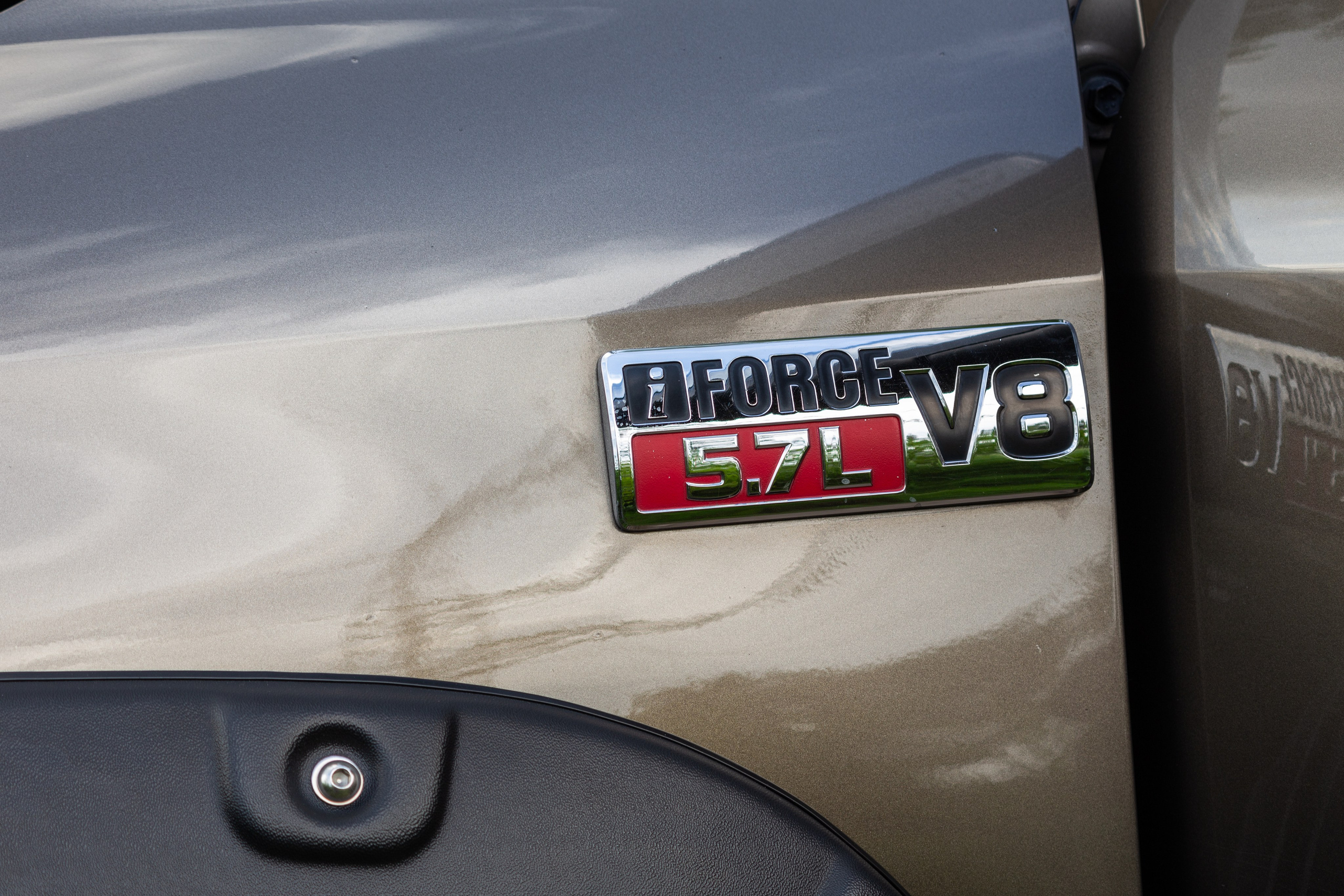 Фотосъемка автомобиля Toyota Tundra для продажи. Интерьерный фотограф и ретушер в Красноярске Денис Антропов