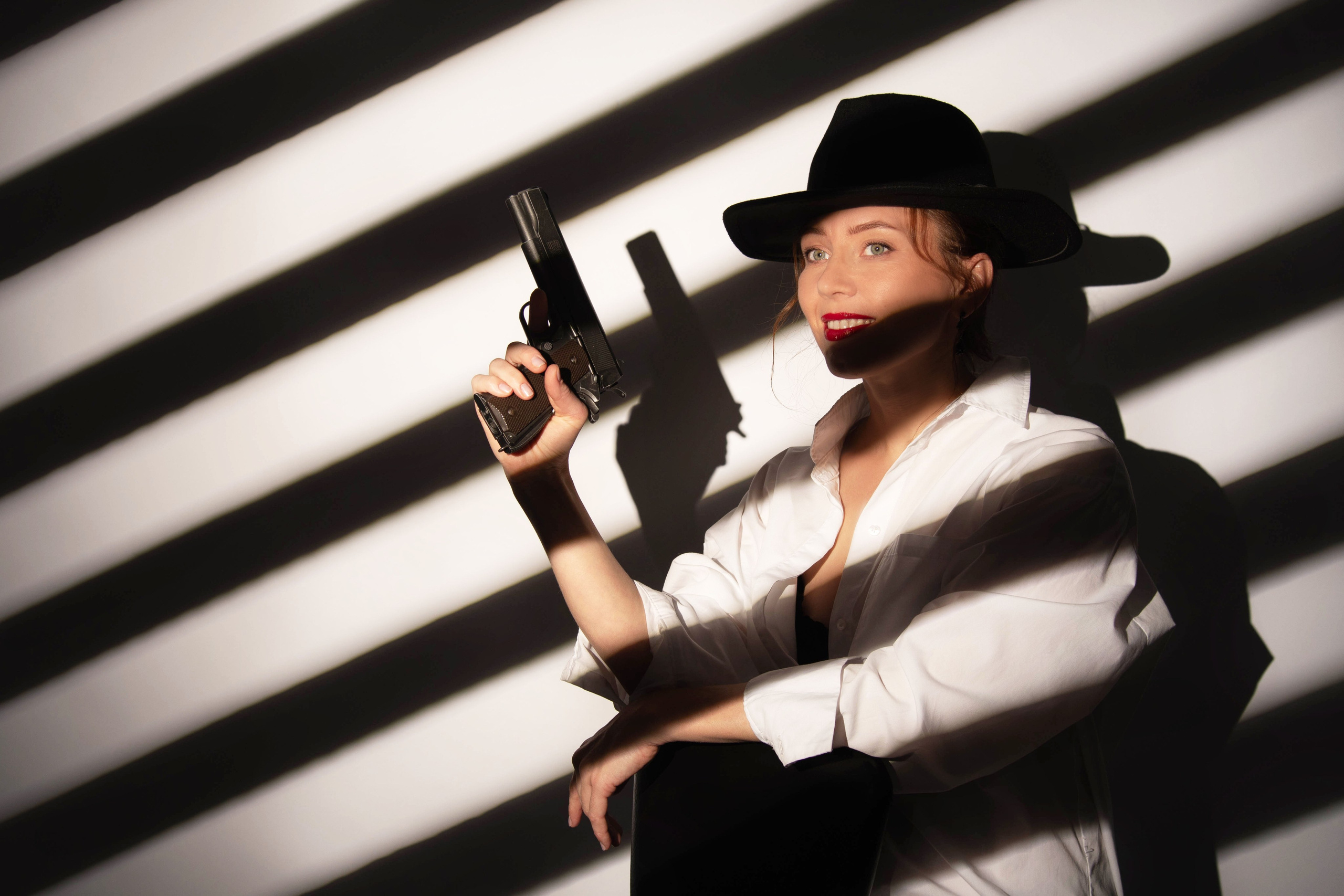 Стиль Нуар. Маски Гобо. Фотосессия в&nbsp;Кемерово. Фотограф Кемерово. Портретная фотосессия.