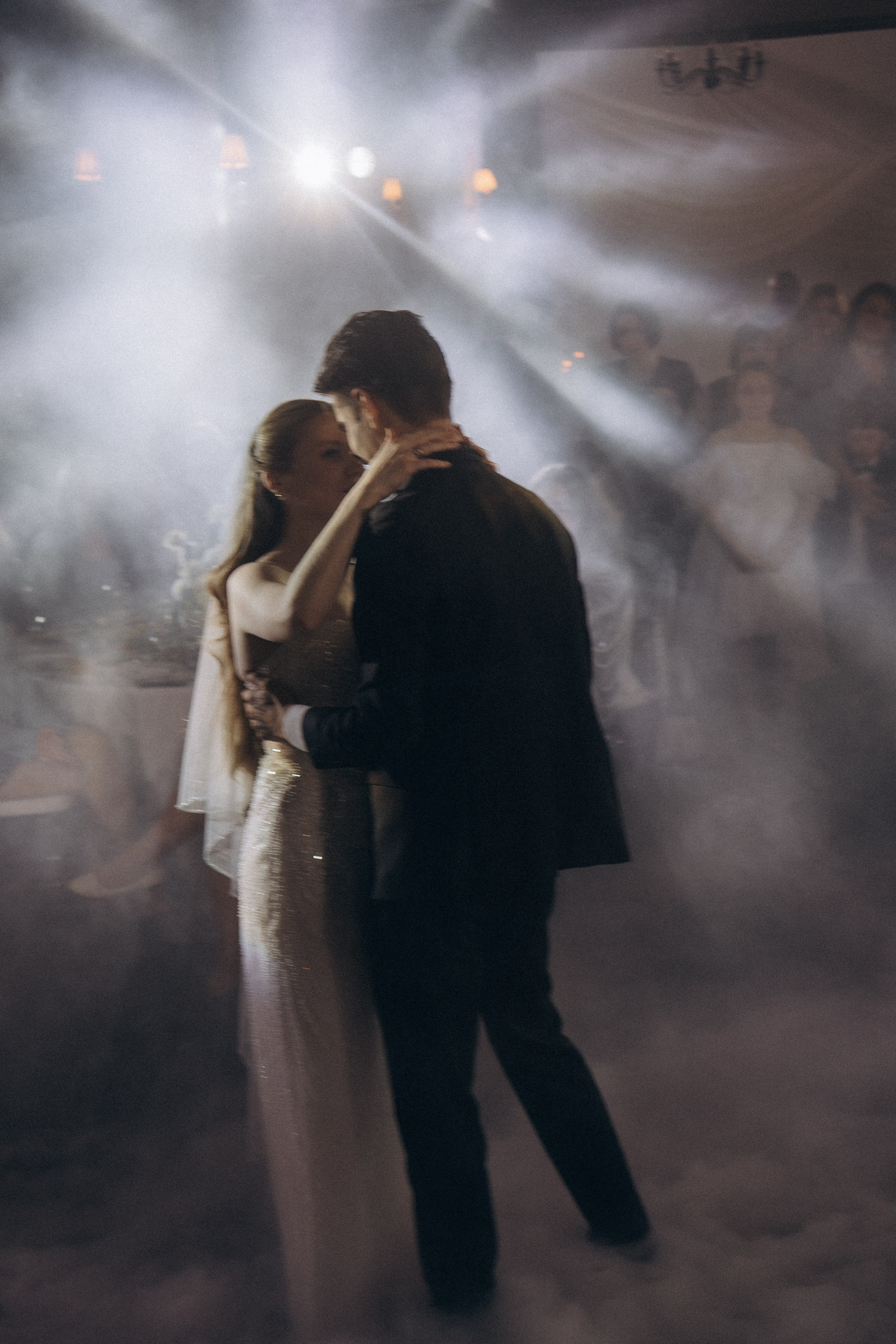 ПЕРВЫЙ ТАНЕЦ МОЛОДЫХ НА БАНКЕТЕ. ТРОГАТЕЛЬНЫЙ МОМЕНТ (СНЯТО В СИБИРЕ В НИЖНЕВАРТОВСКЕ). Профессиональный фотограф, Санкт-Петербург — Виктория Богомолова