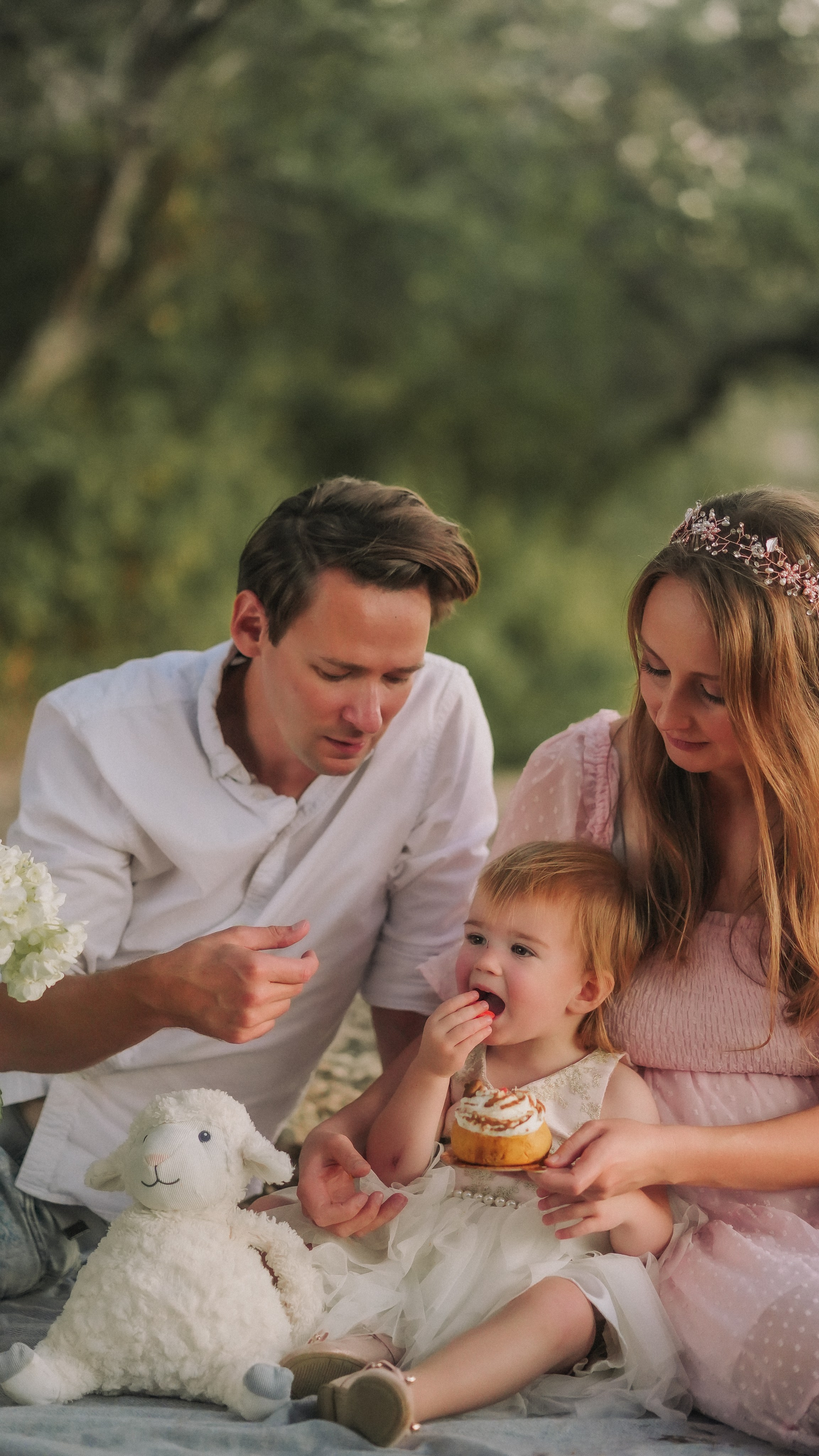 Family snuggles & smiles — cozy family photos