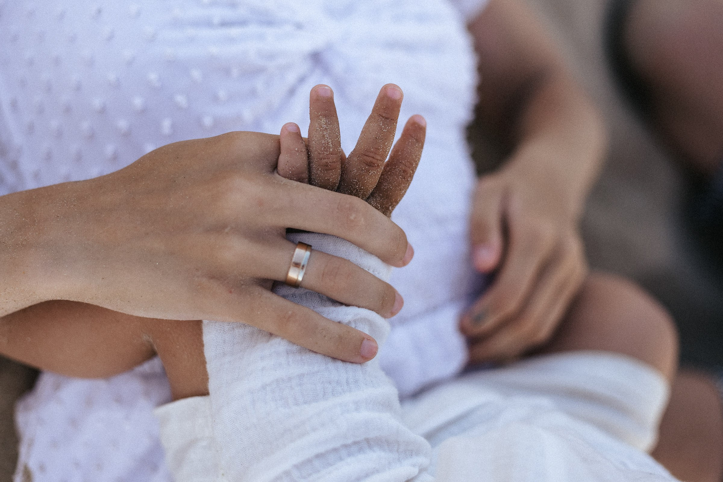 семейная фотосессия с младенцем на море