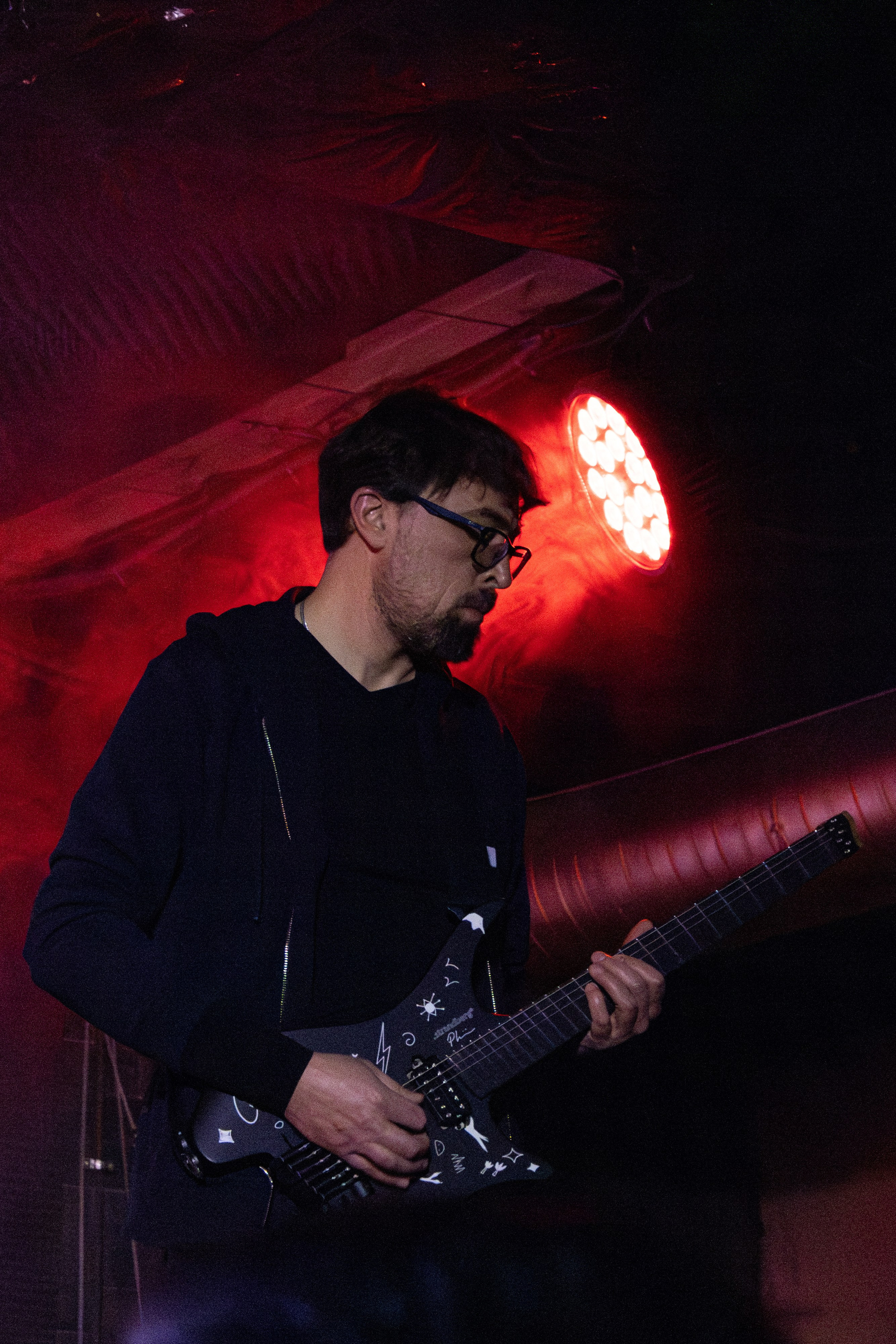 Гитарист живое выступление на сцене