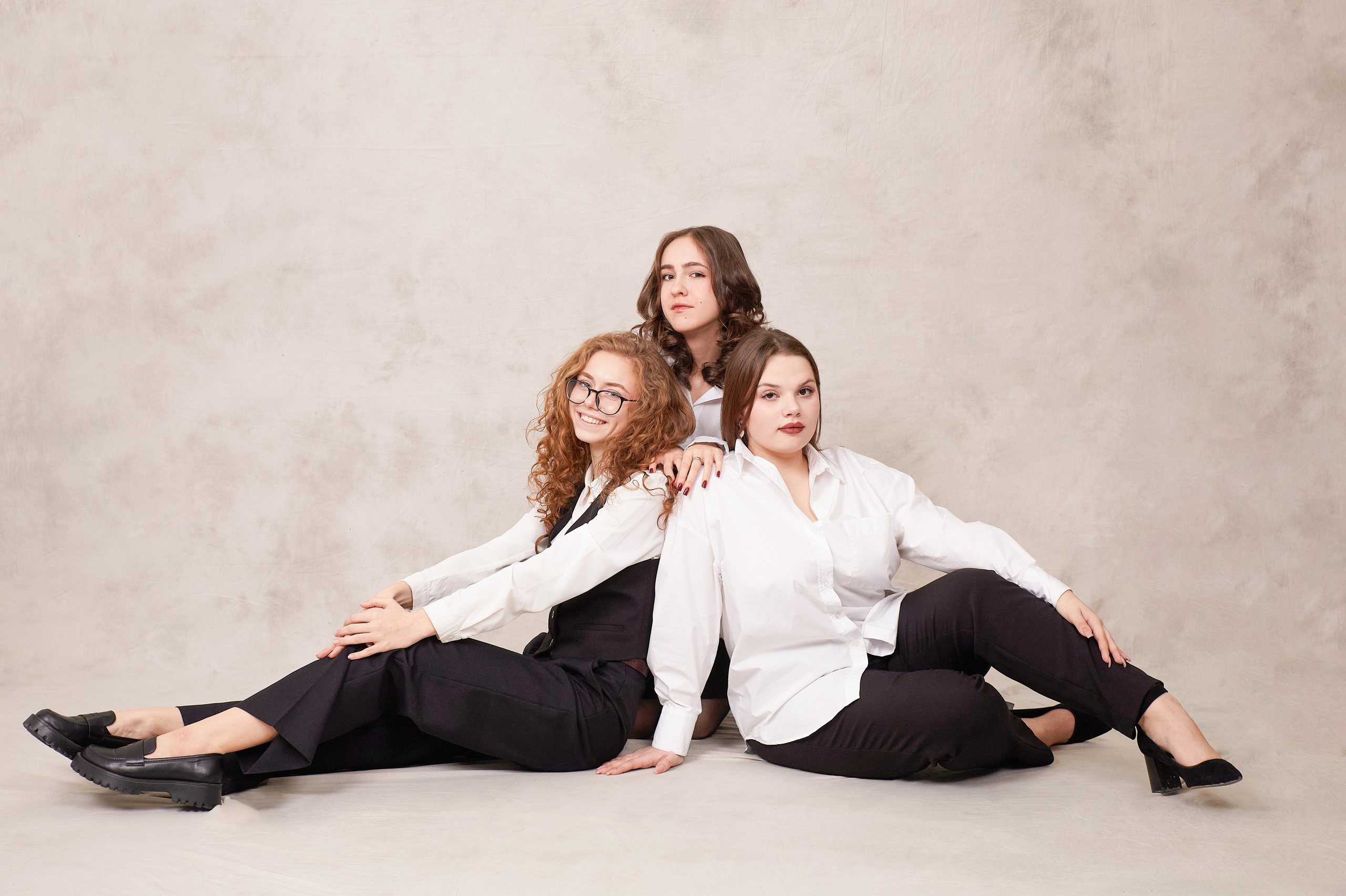 Стильный выпускной школьный альбом 9 и 11 класс «Классика» Тюмень. Выпускные альбомы в Тюмени для школ, садов, вузов спортивных секций