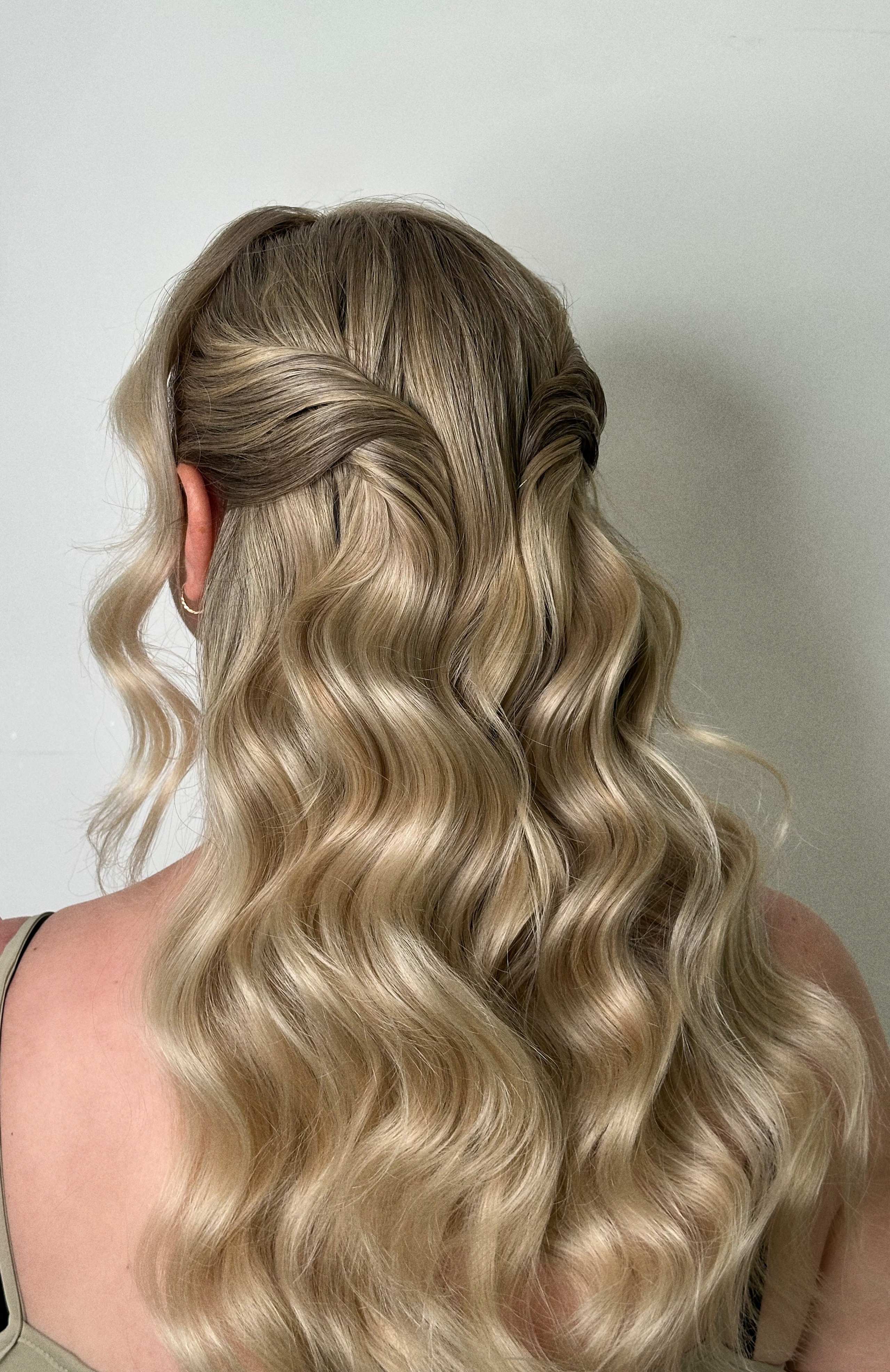 Прически, укладки. Студия визажистов, стилистов по прическам, бровистов и мастеров по ресницам