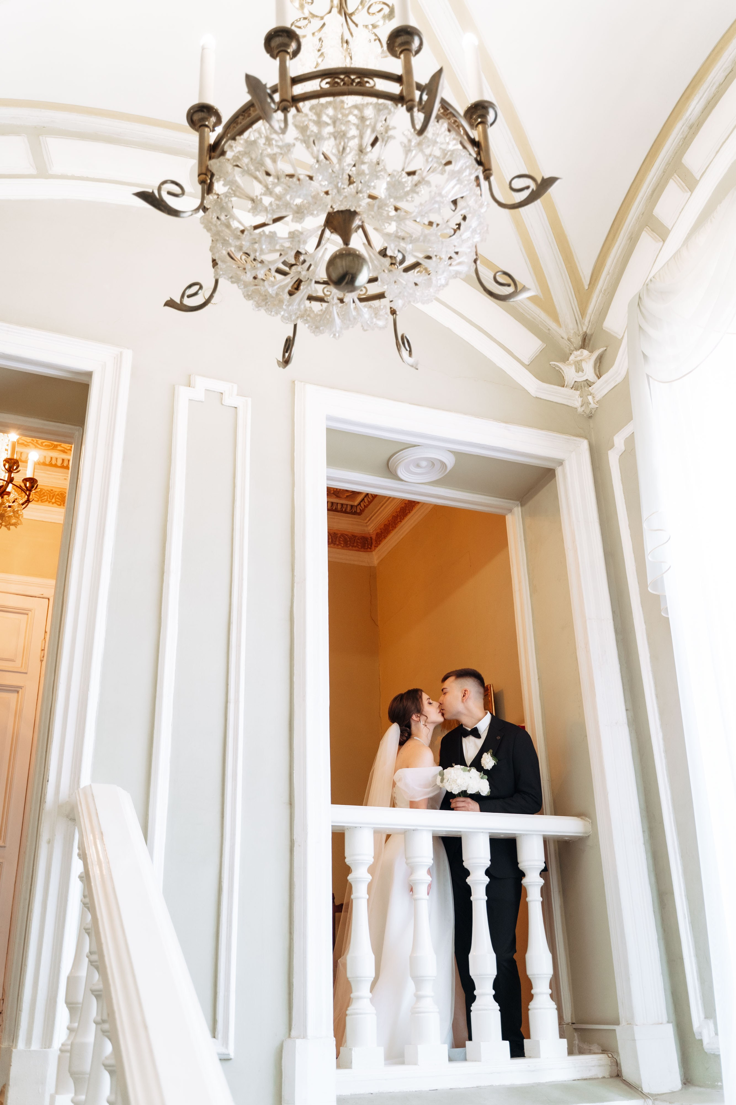 фотосессия жениха и невесты в ЗАГСе города Новочеркасск