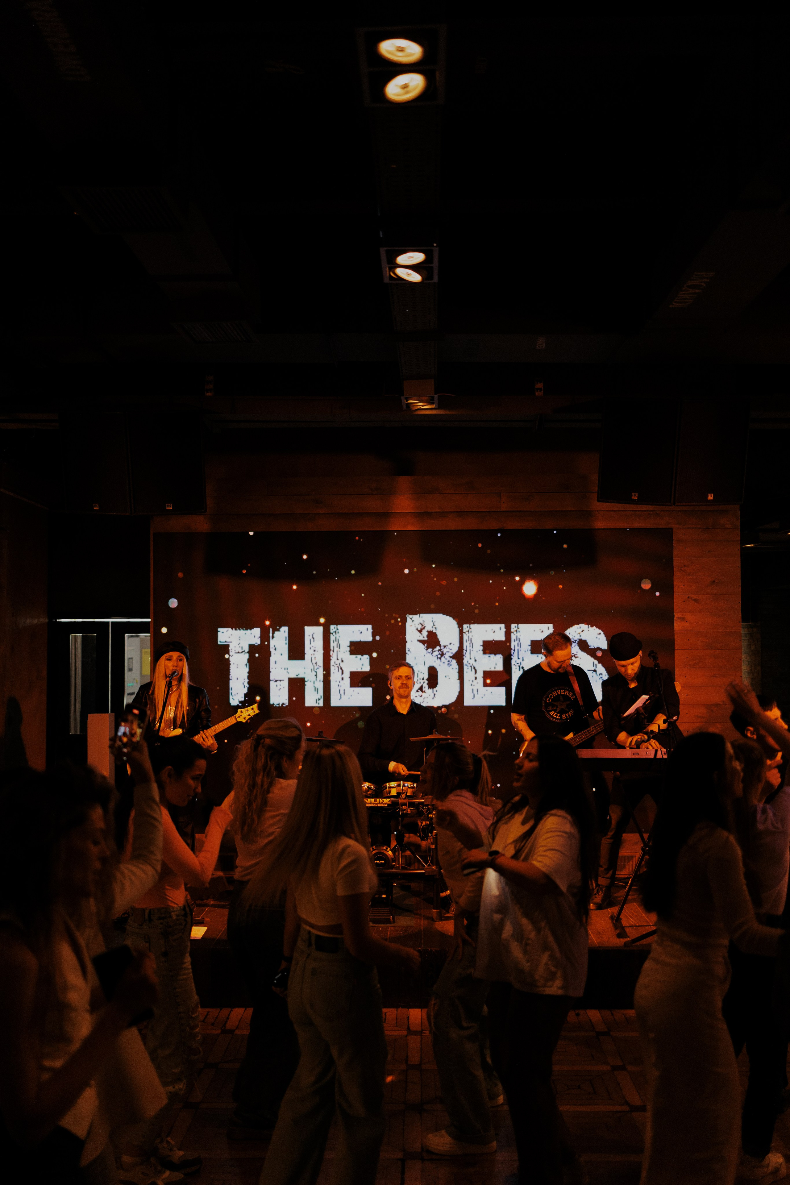 Cover band The Bees. Photographer in Turkey — Dari N
