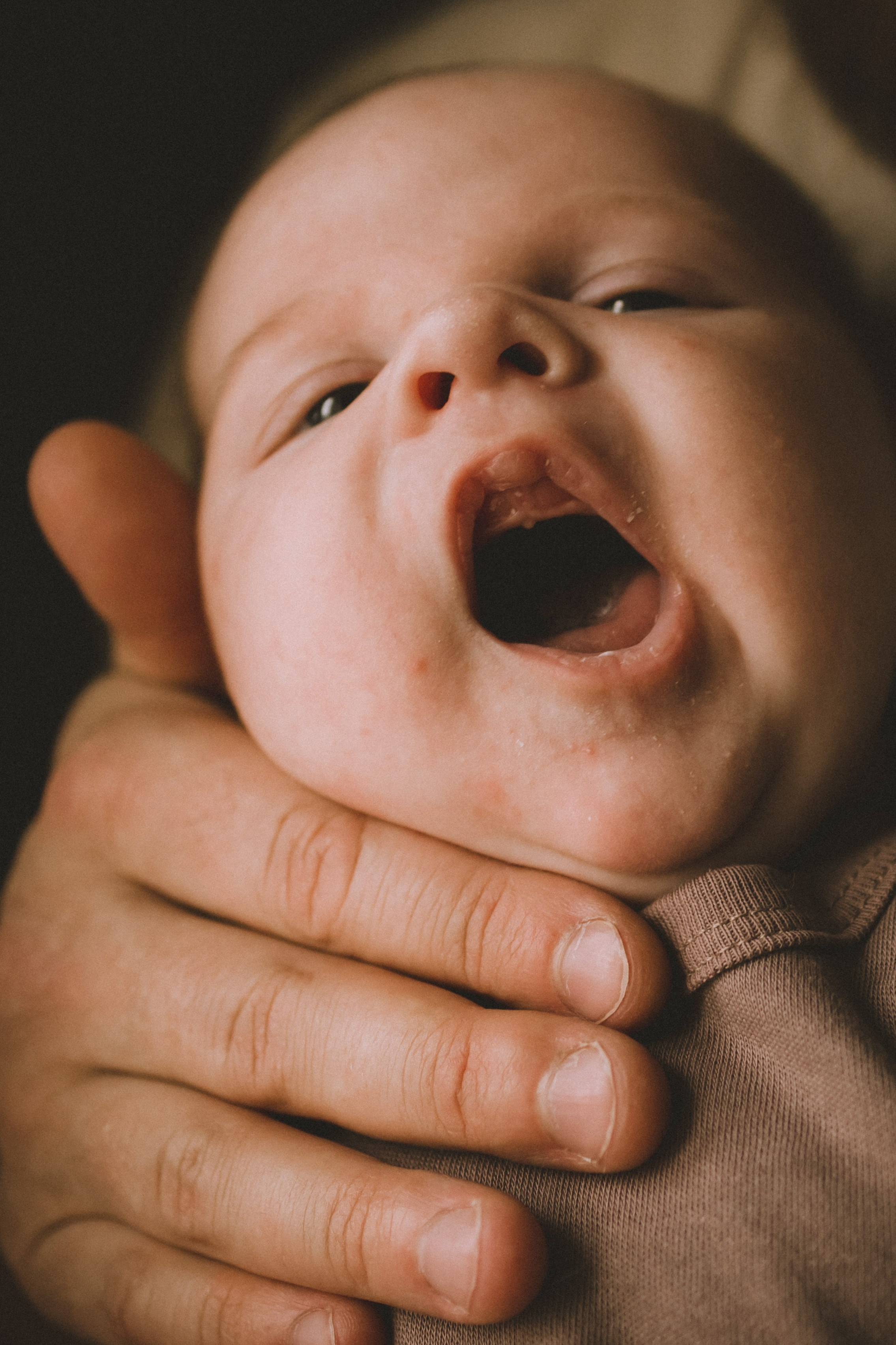 Фото новорожденного ребенка крупным планом  детская мимика