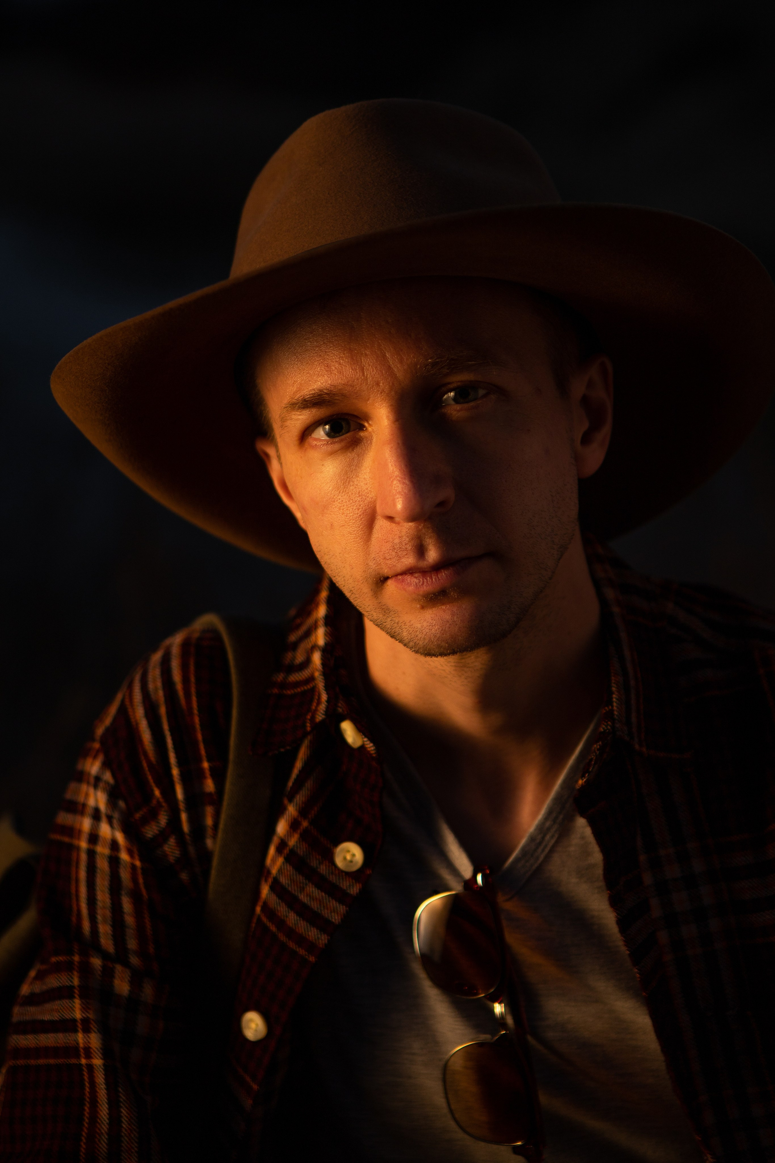 Красивая аватарка, мужская фотосессия в Москве и Подмосковье. Фотосессия на улице. Атмосферный мужской портрет. Лучший фотограф Москвы. Идеи для фотосъемки.