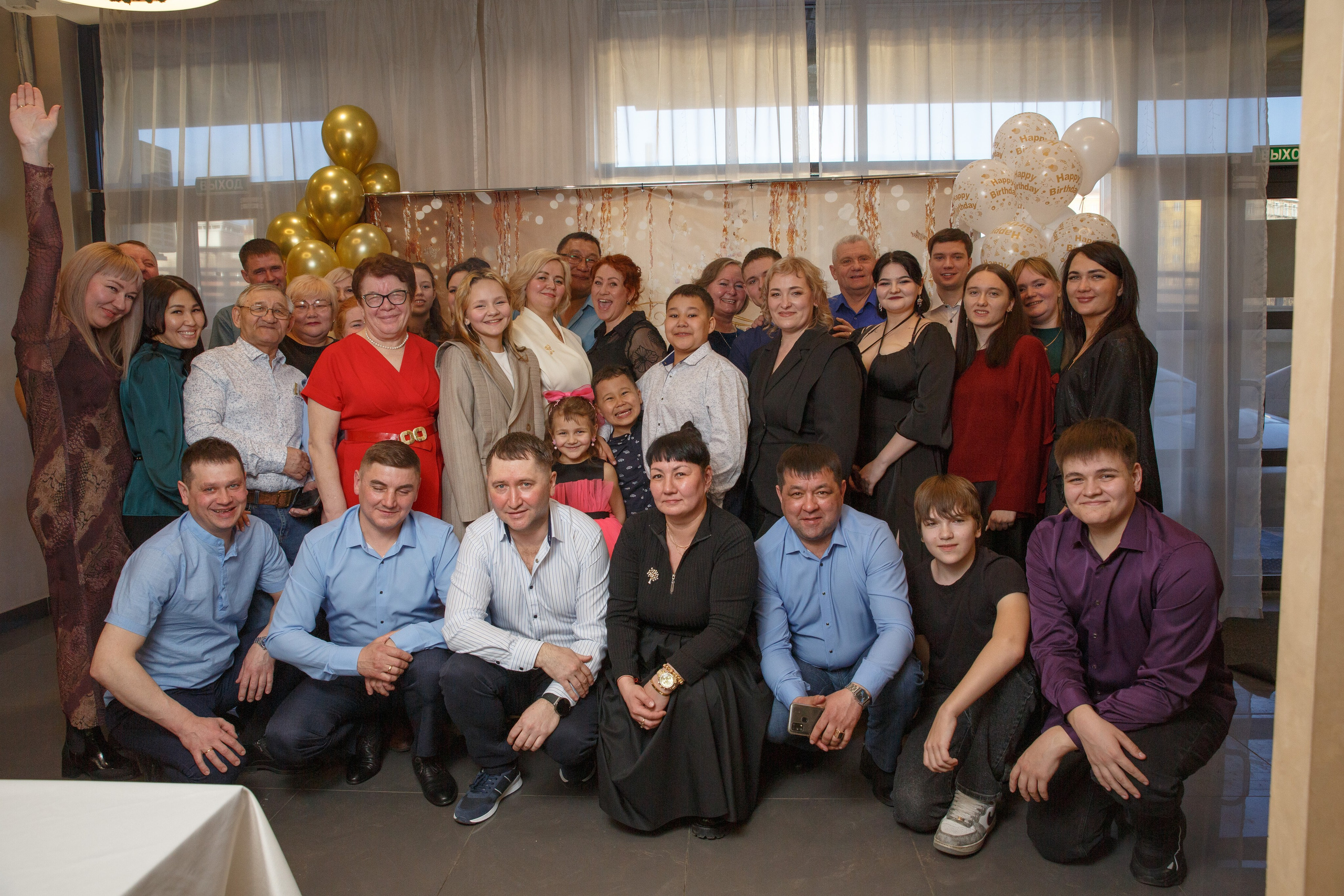Финальный групповой портрет всех гостей — память о событии.  