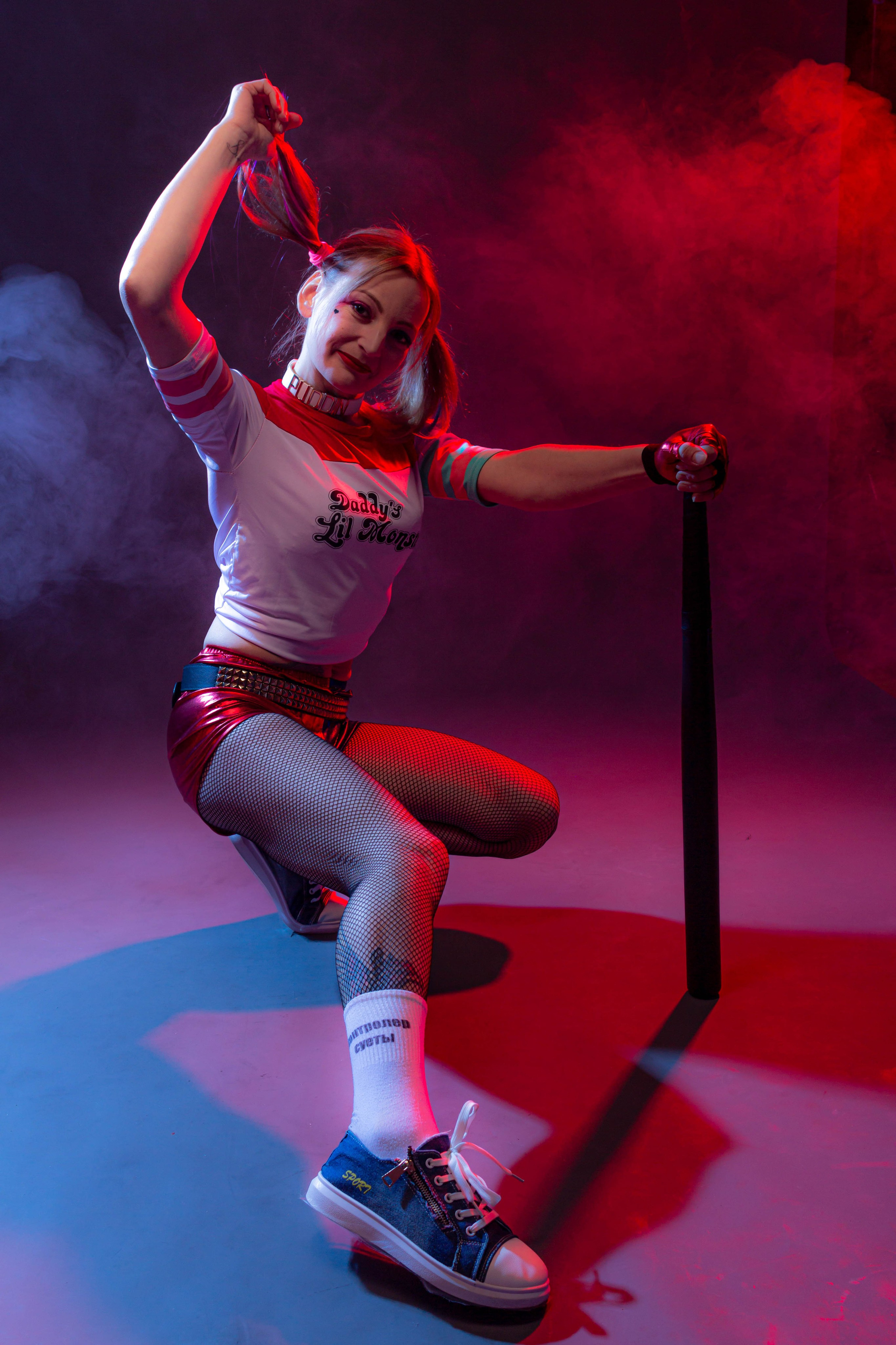 Харли квин костюм дым на фоне яркое фото Крым