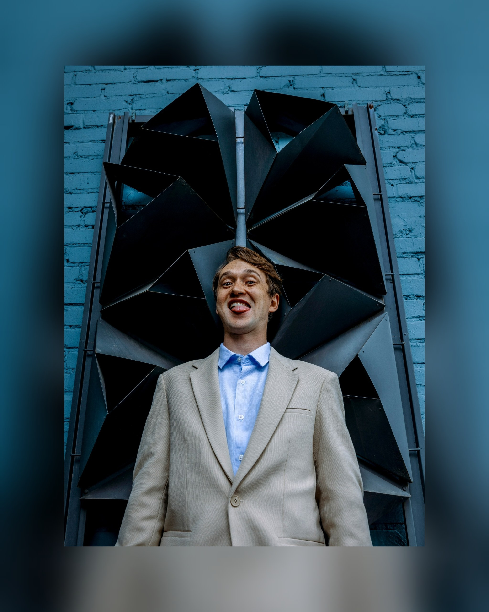 парень в пиджаке дурачится с высунутым языком