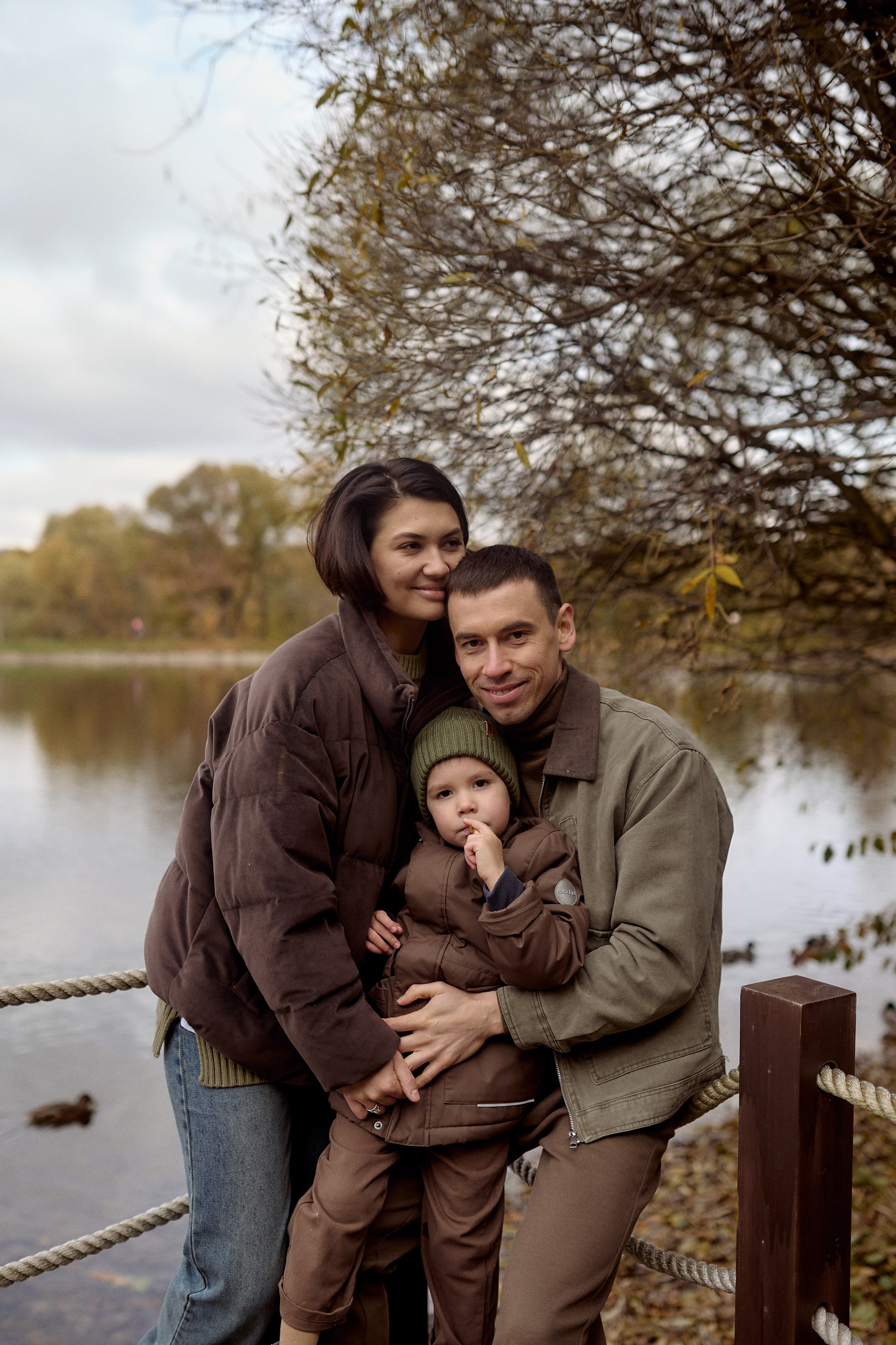 Вова, Юля и Максим в осеннем парке. Семейный и свадебный lifestyle-фотограф в Москве Мария Петрова