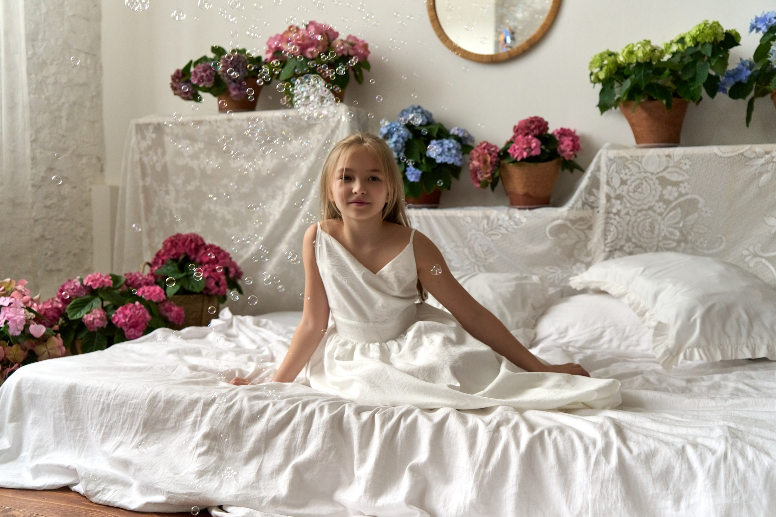 Мария в мыльных пузырях и гортензиях. Фотограф в Краснодаре Татьяна Вижевитова