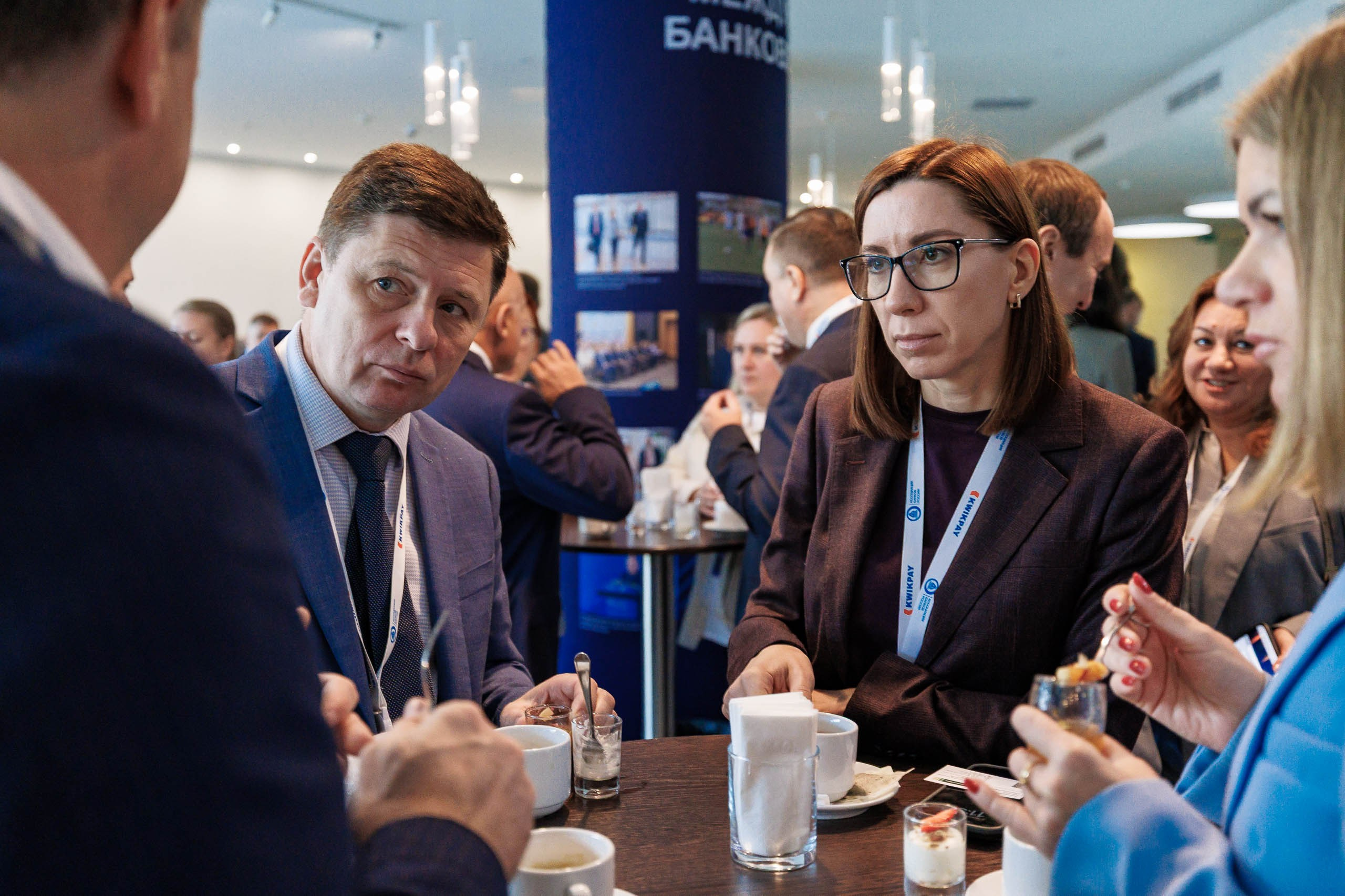 Участники форума на ужине, профессиональное общение финансовых экспертов